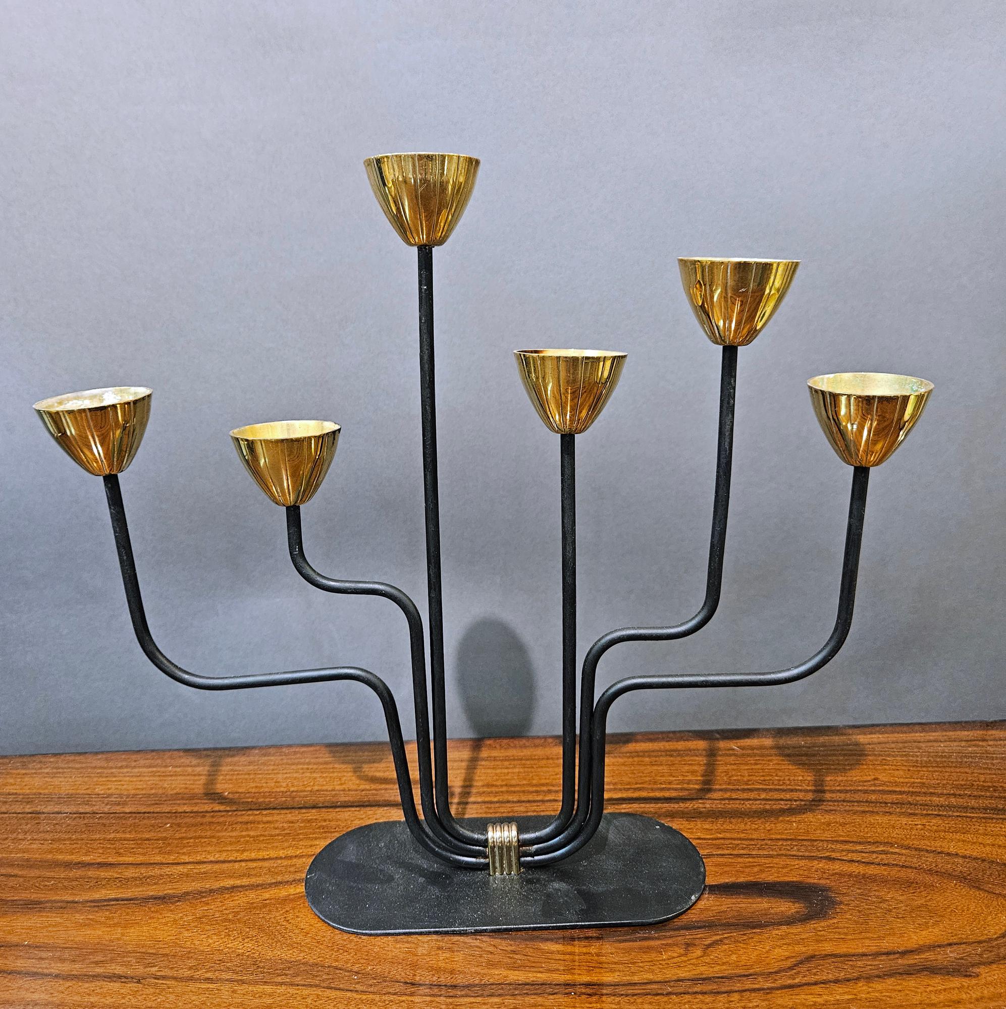 Coppia di candelabri svedesi di metà secolo in ottone e acciaio laccato,
Di Gunnar Ander, Svezia,
1955

Mid-century svedese Coppia di candelabri in ottone e acciaio laccato realizzati da Gunnar Ander. Questo portacandele ramificato, o 