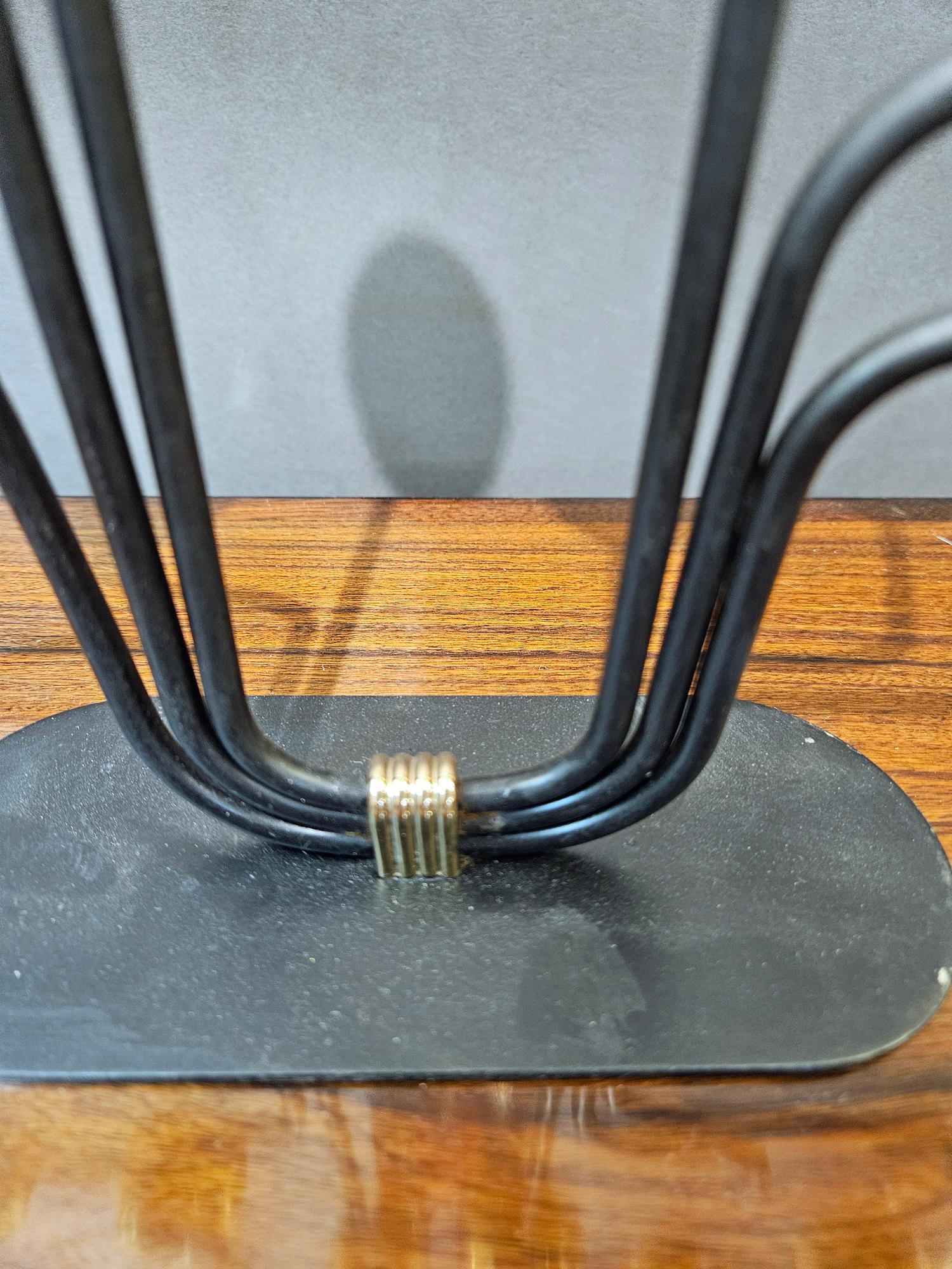 Coppia di candelabri svedesi di metà secolo in ottone e acciaio laccato di Gunnar Ander In condizioni buone in vendita a Downingtown, PA