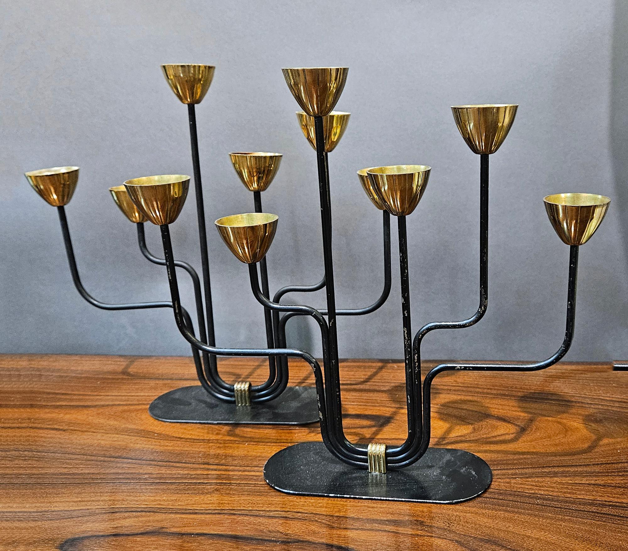 Metà XX secolo Coppia di candelabri svedesi di metà secolo in ottone e acciaio laccato di Gunnar Ander in vendita