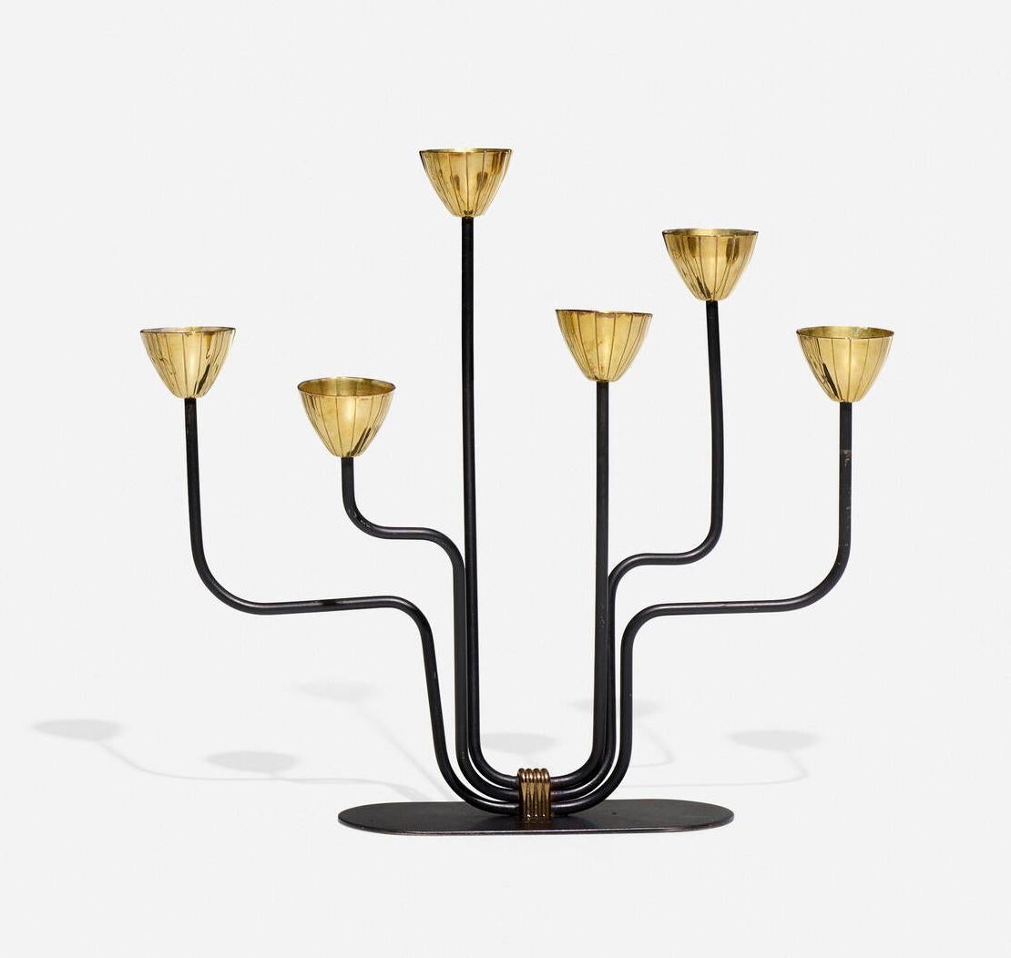 Coppia di candelabri svedesi di metà secolo in ottone e acciaio laccato di Gunnar Ander in vendita 1