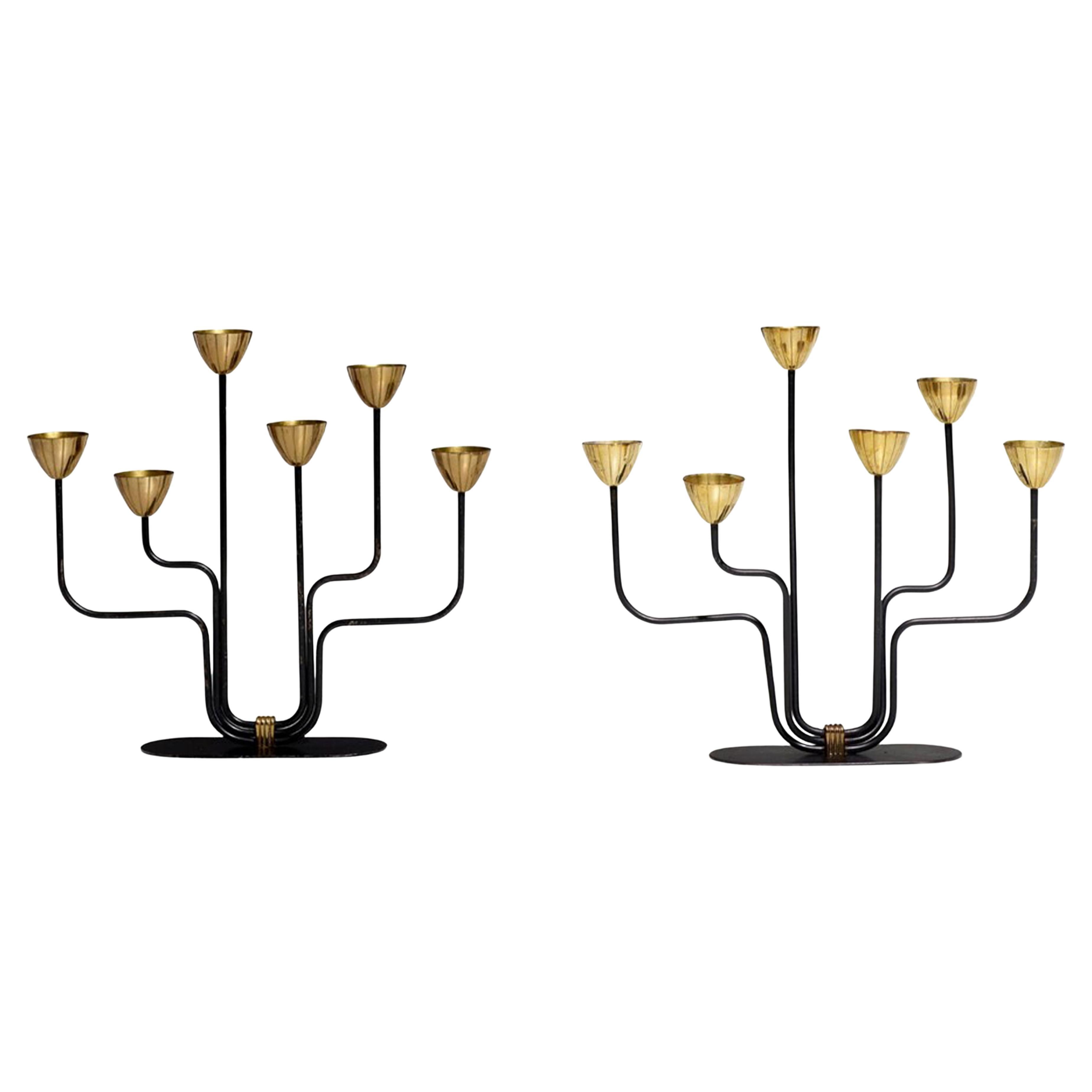 Coppia di candelabri svedesi di metà secolo in ottone e acciaio laccato di Gunnar Ander
