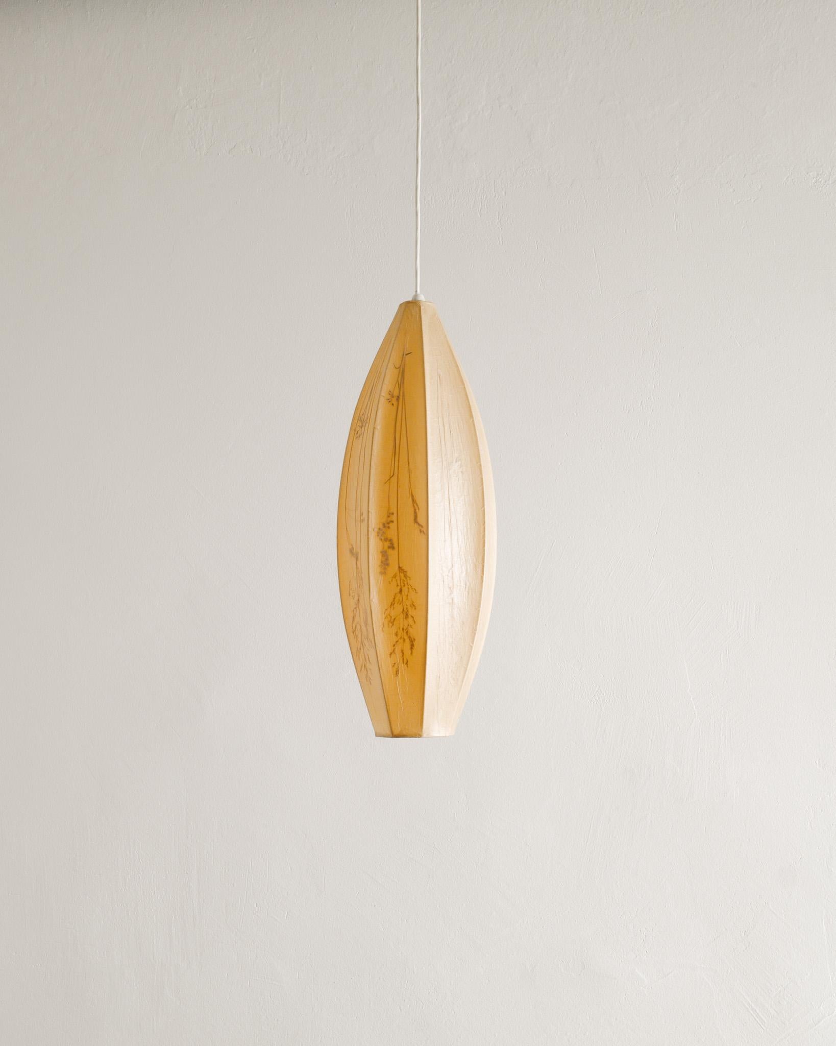 Very rare Swedish mid century paper ceiling pendant lamp with pressed grass inlay by Birgitta Malmsten produced in 1950s. In good original condition.

Dimensions: H: 50 cm / 19.70