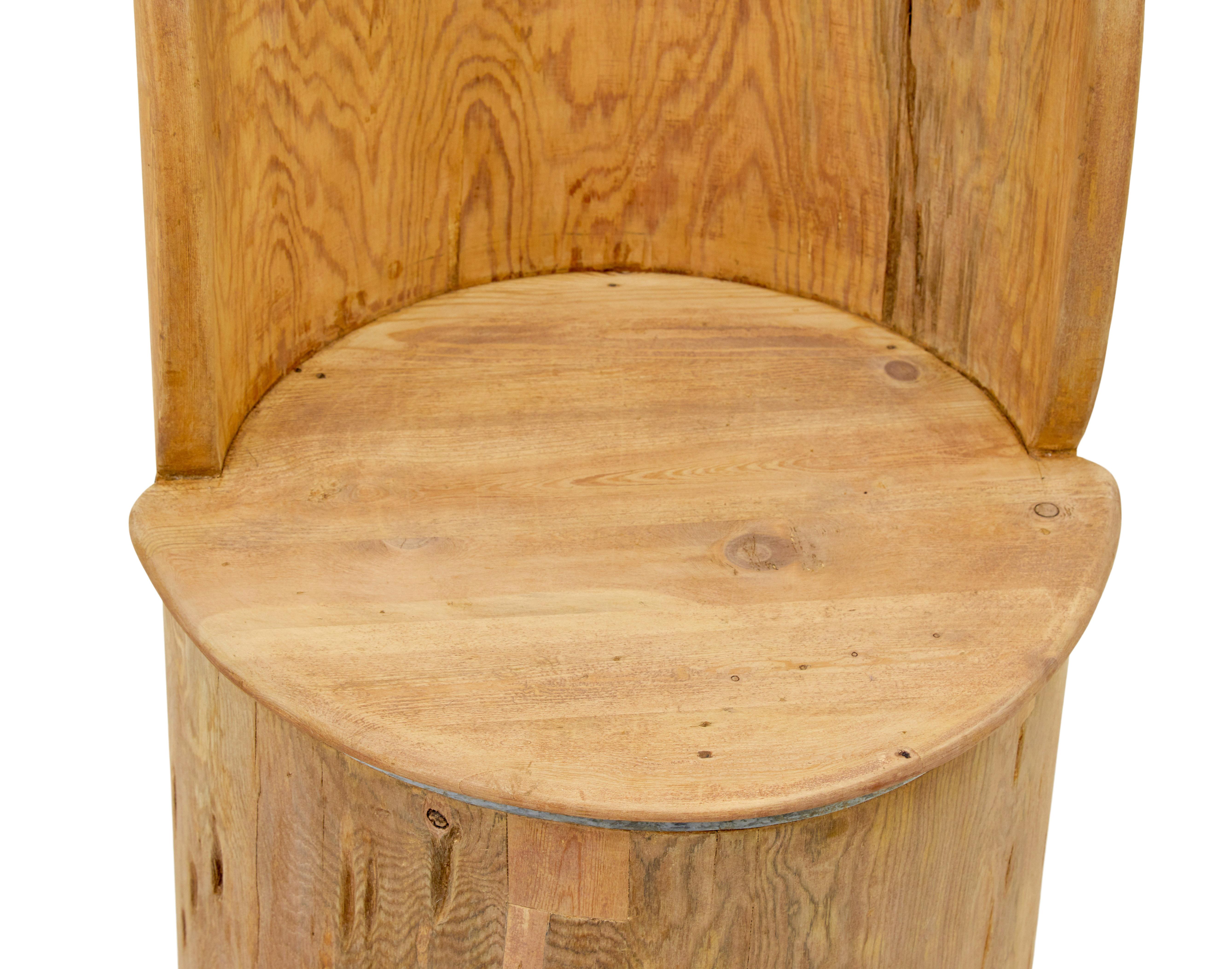 Siège de salle en pin tronc d'arbre du milieu du siècle, circa 1950.

Tronc de pin suédois évidé qui a été façonné pour former une chaise, avec siège en pin assorti.  Il est maintenu en place par une sangle métallique.

Idéal pour le couloir ou la