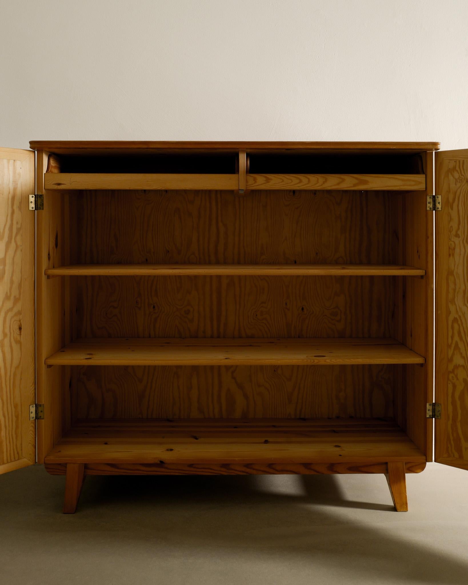 Swedish Mid Century Pine Wood Cabinet Dresser by Göran Malmvall Produced 1940s  In Good Condition In Stockholm, SE