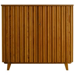 Cassettiera svedese di metà secolo in legno di pino di Göran Malmvall prodotta negli anni '40