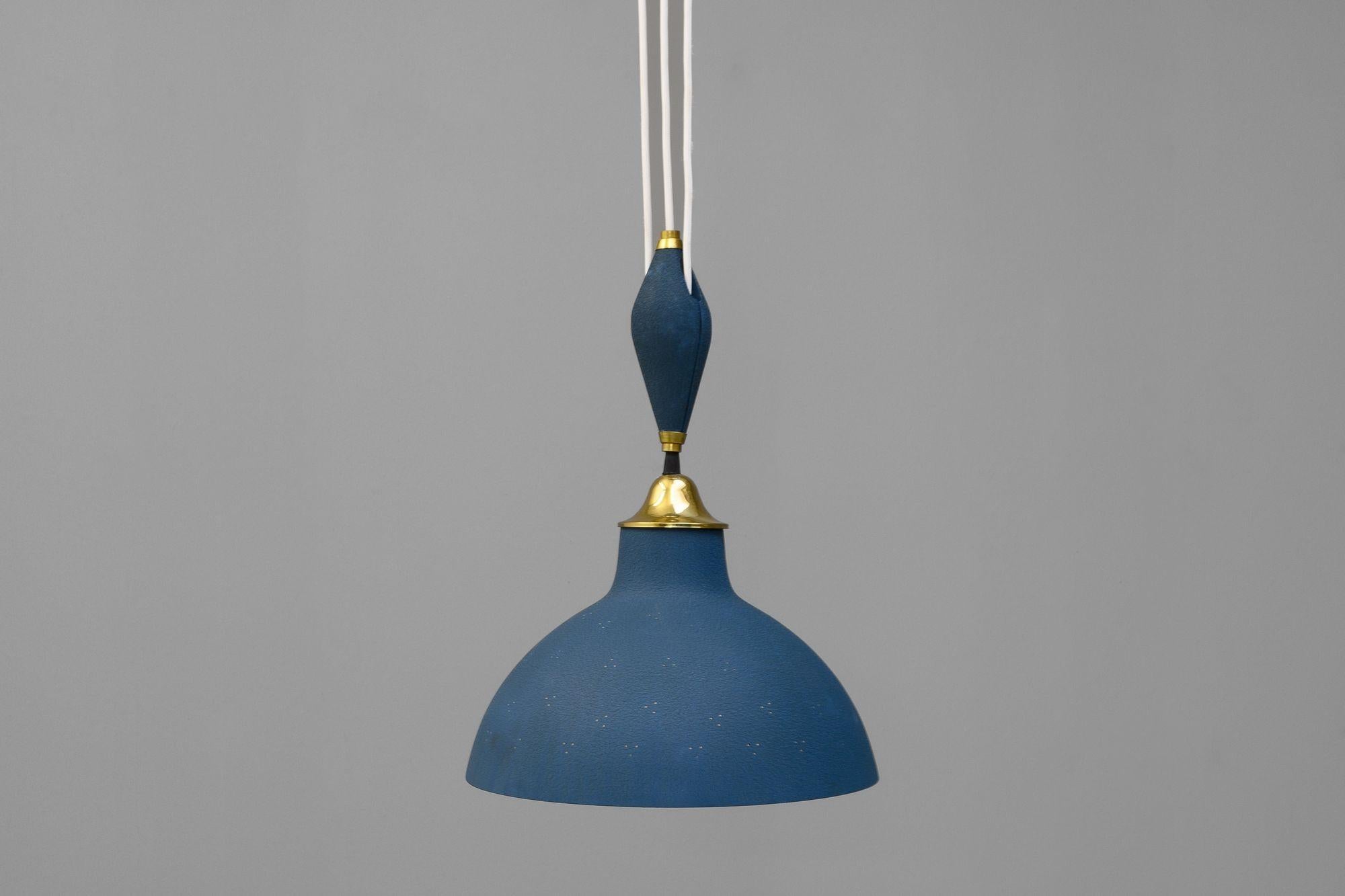 Lampada a sospensione svedese di metà secolo. La finitura esterna è di colore blu e l'interno del paralume traforato è color crema. Completamente ricablato e testato.
H: 99cm (1186cm) L: 33cm P: 33cm