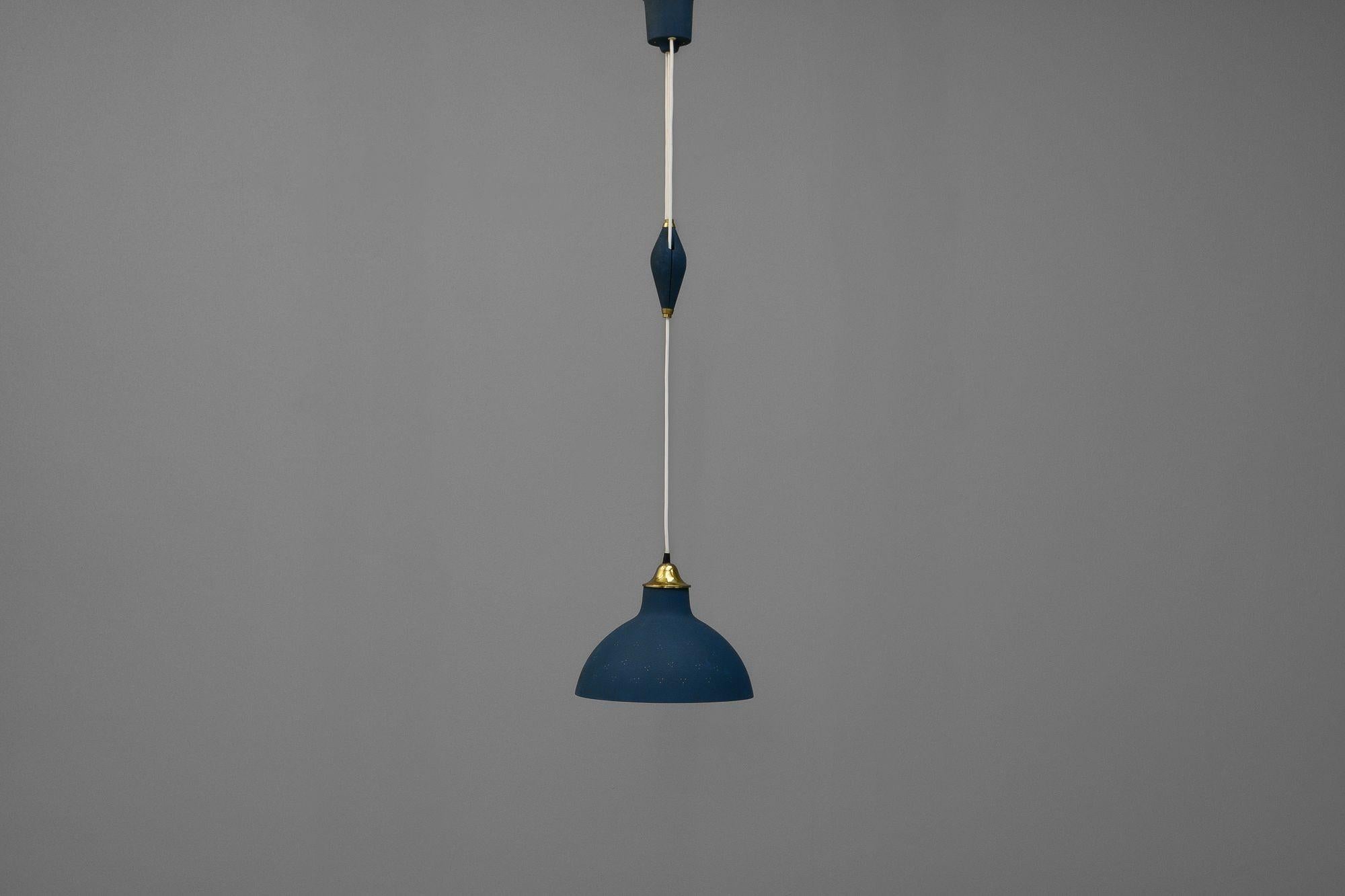 Alluminio Lampada a sospensione svedese di metà secolo Rise & Fall in vendita