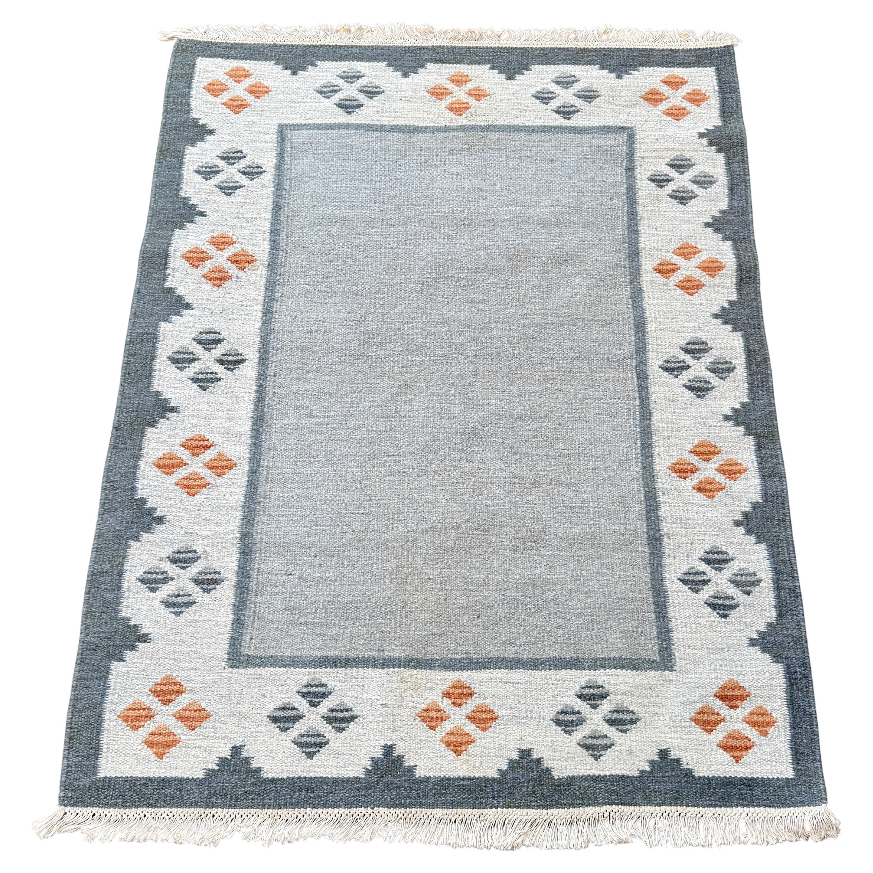 Tappeto svedese vintage di metà secolo in lana con motivo geometrico. Questo tappeto scandinavo di colore grigio risale al periodo compreso tra il 1950 e il 1970. La tradizione dei tappeti Rölakan tessuti a mano di qualità e lo stile moderno della