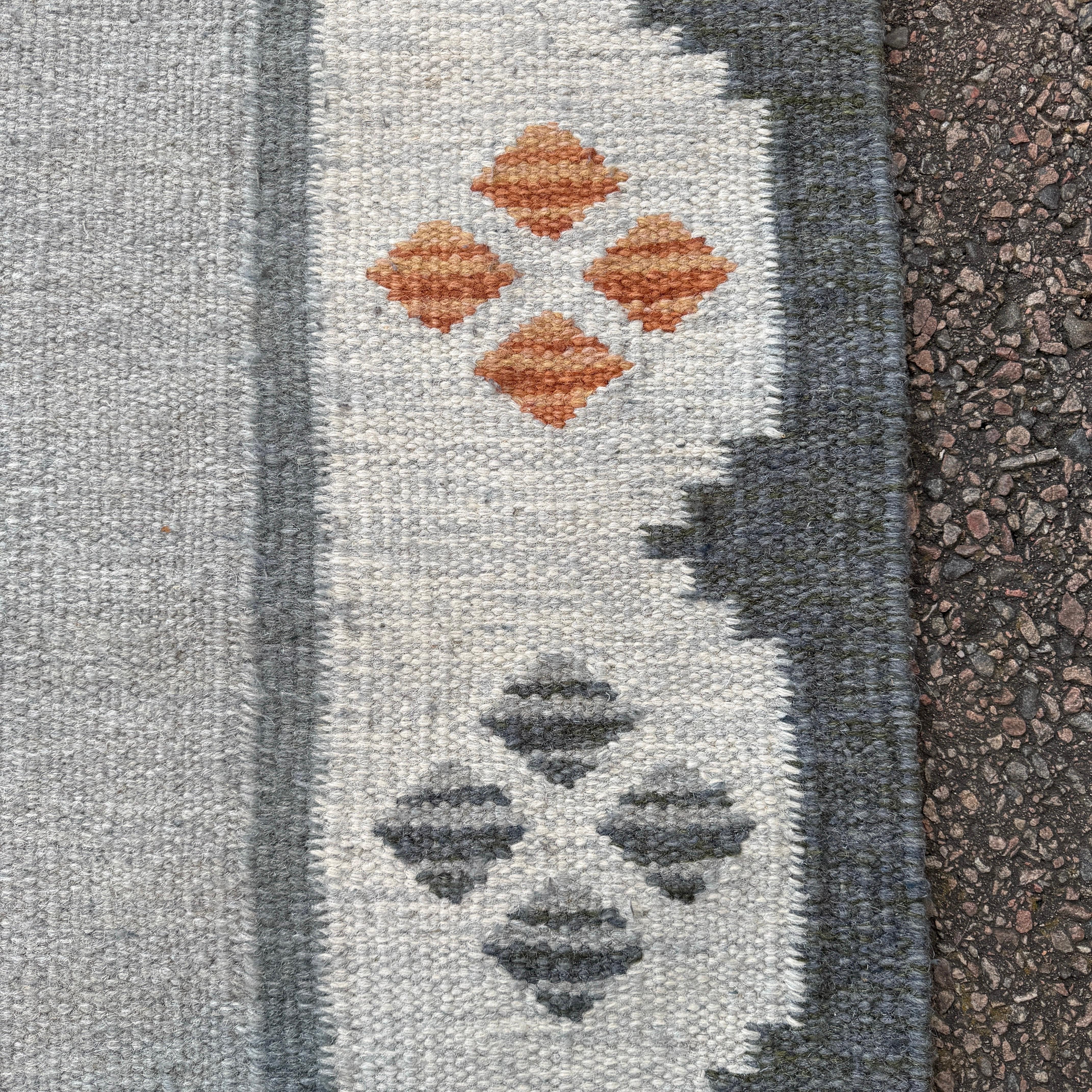 Fatto a mano Tappeto svedese di metà secolo Rölakan Tessuto a mano in lana in vendita