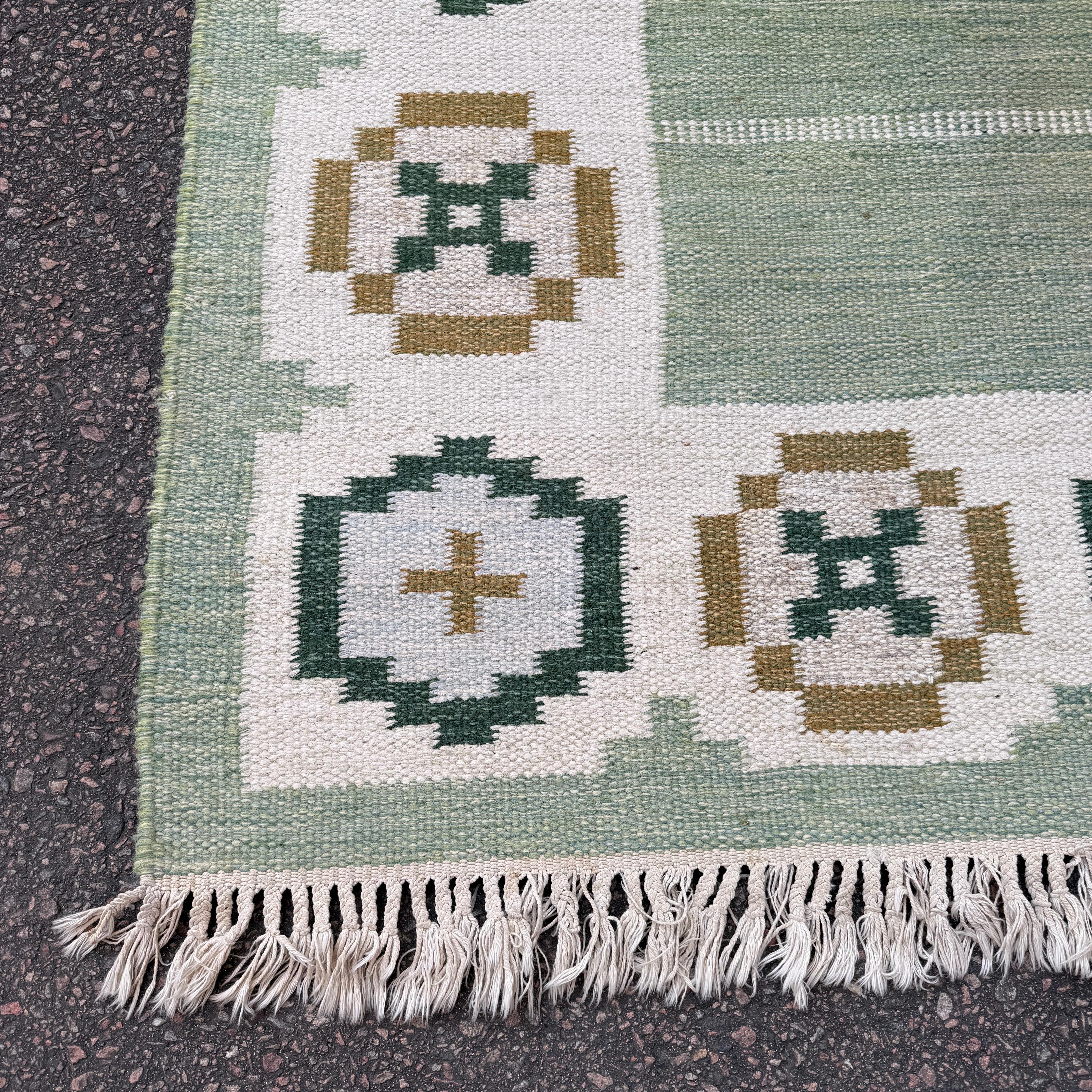 Fatto a mano Tappeto svedese di metà secolo Rölakan Tessuto a mano in lana in vendita