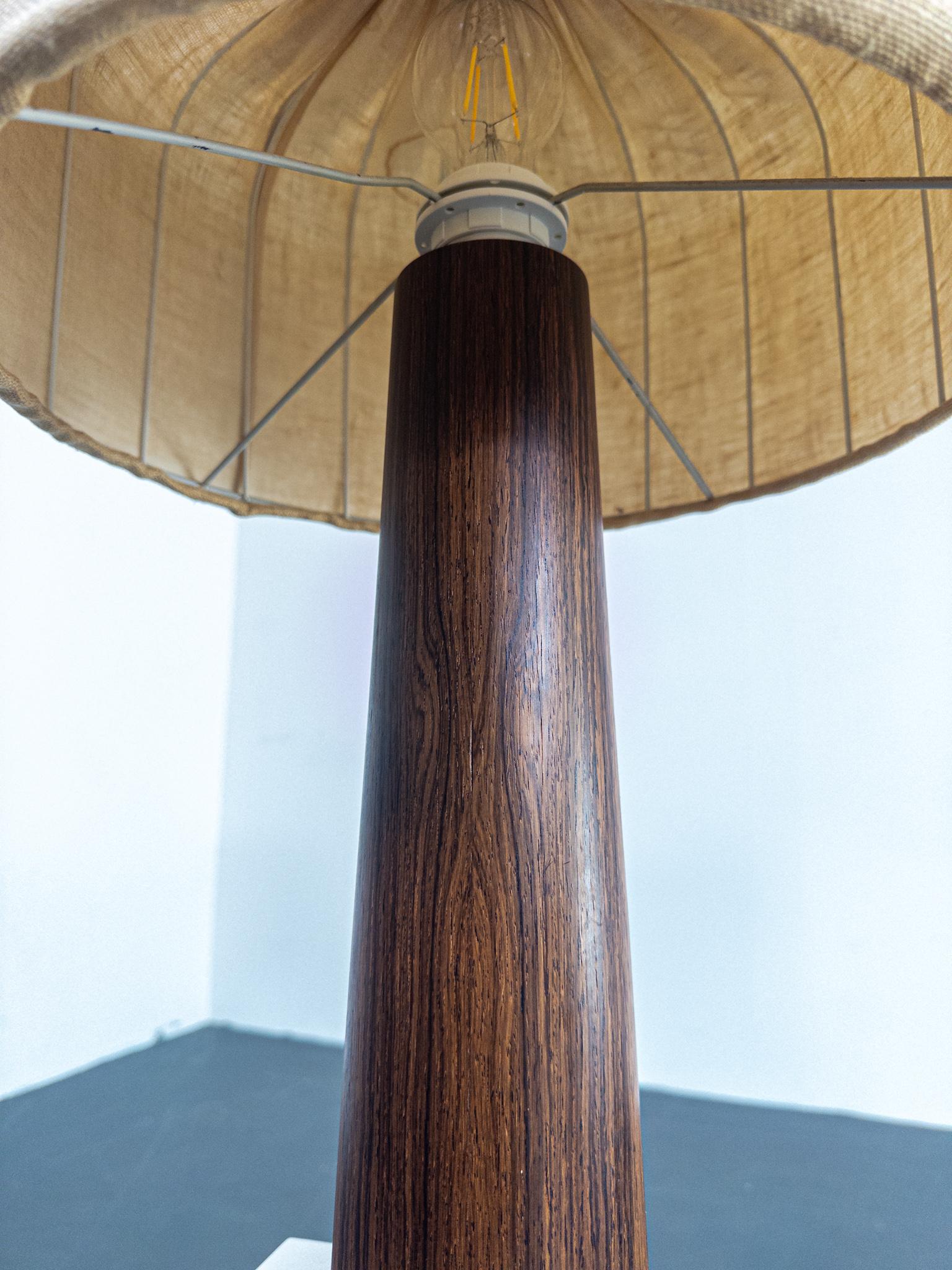 Lampada da tavolo svedese di metà secolo in palissandro con paralume originale, anni '60 in vendita 3
