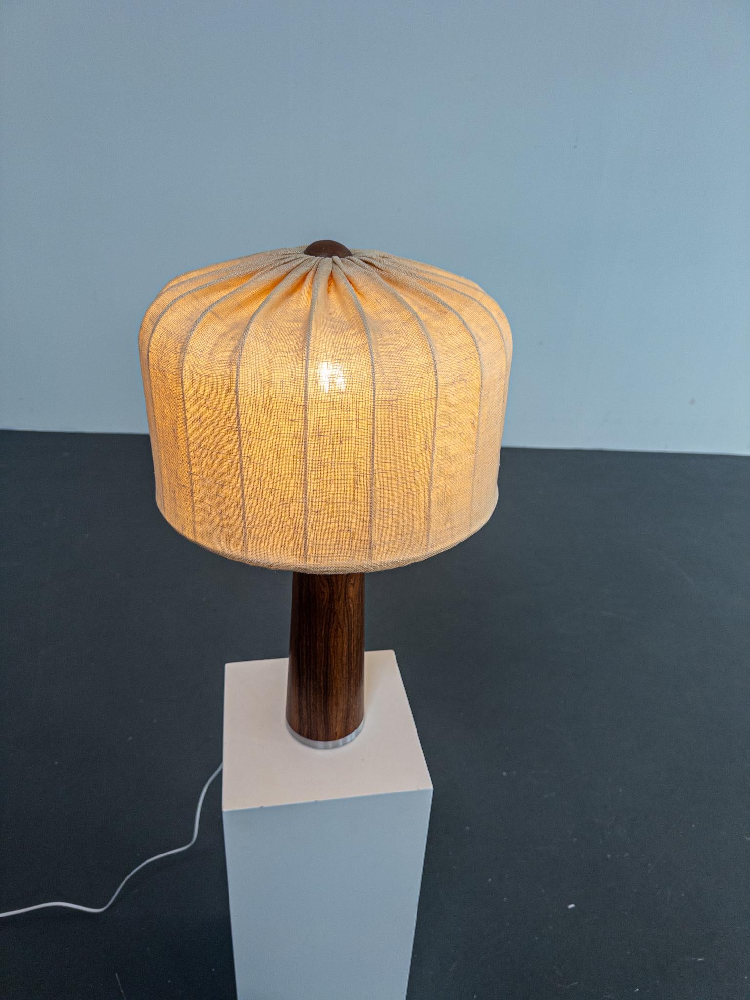 Svedese Lampada da tavolo svedese di metà secolo in palissandro con paralume originale, anni '60 in vendita