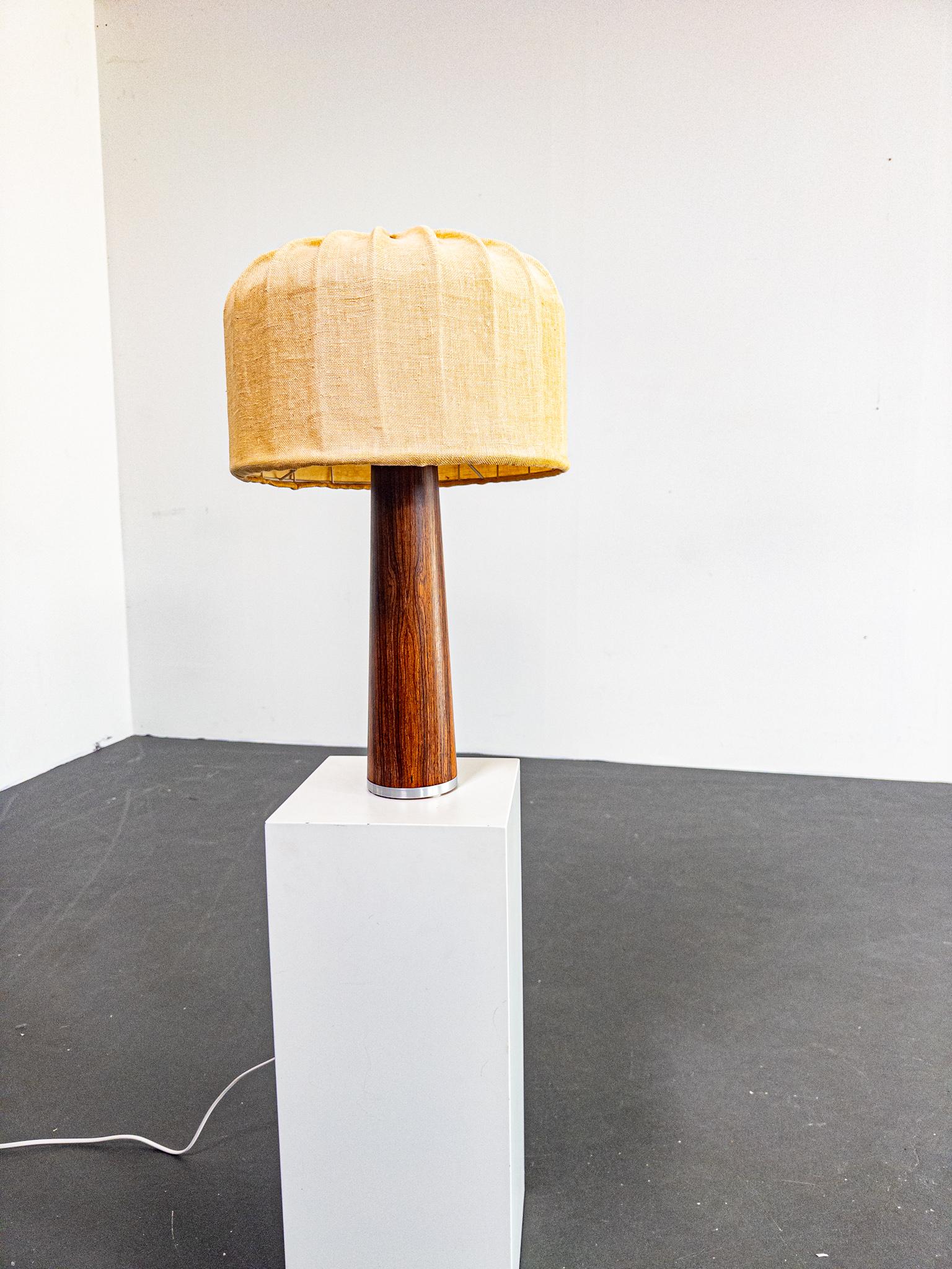 Lampada da tavolo svedese di metà secolo in palissandro con paralume originale, anni '60 In condizioni buone in vendita a Staffanstorp, SE