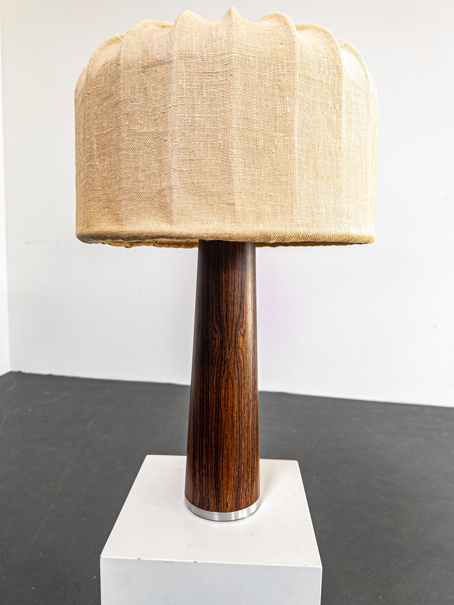 Metà XX secolo Lampada da tavolo svedese di metà secolo in palissandro con paralume originale, anni '60 in vendita