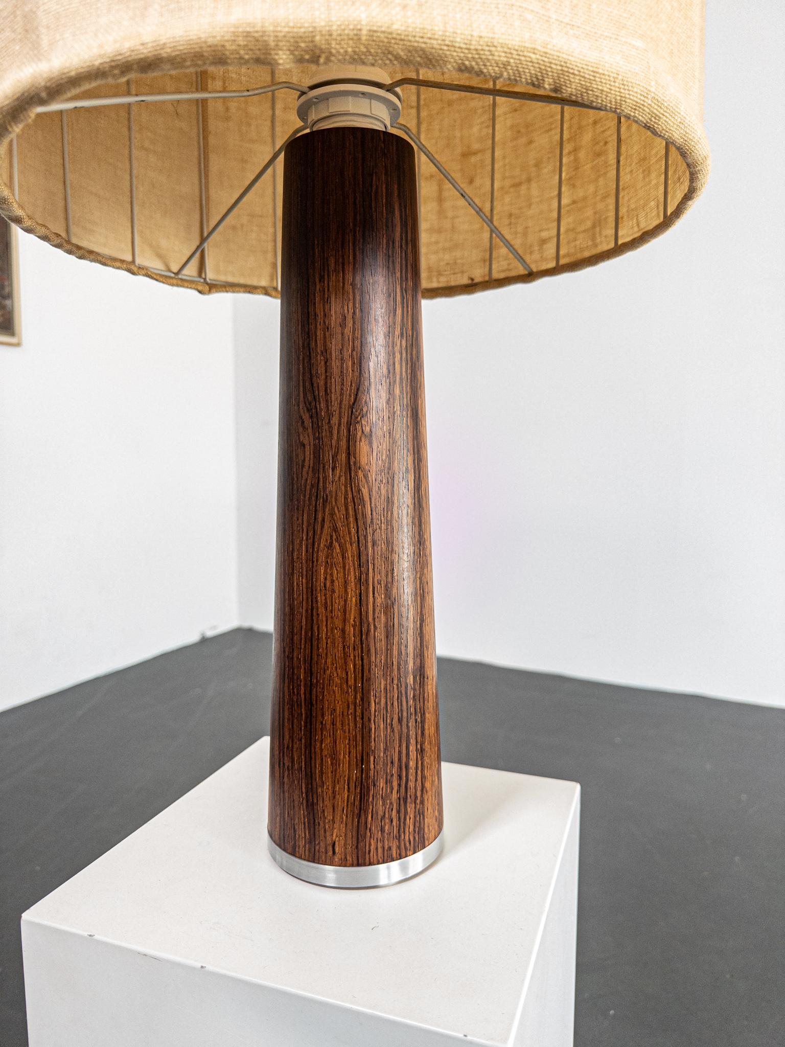 Lampada da tavolo svedese di metà secolo in palissandro con paralume originale, anni '60 in vendita 1