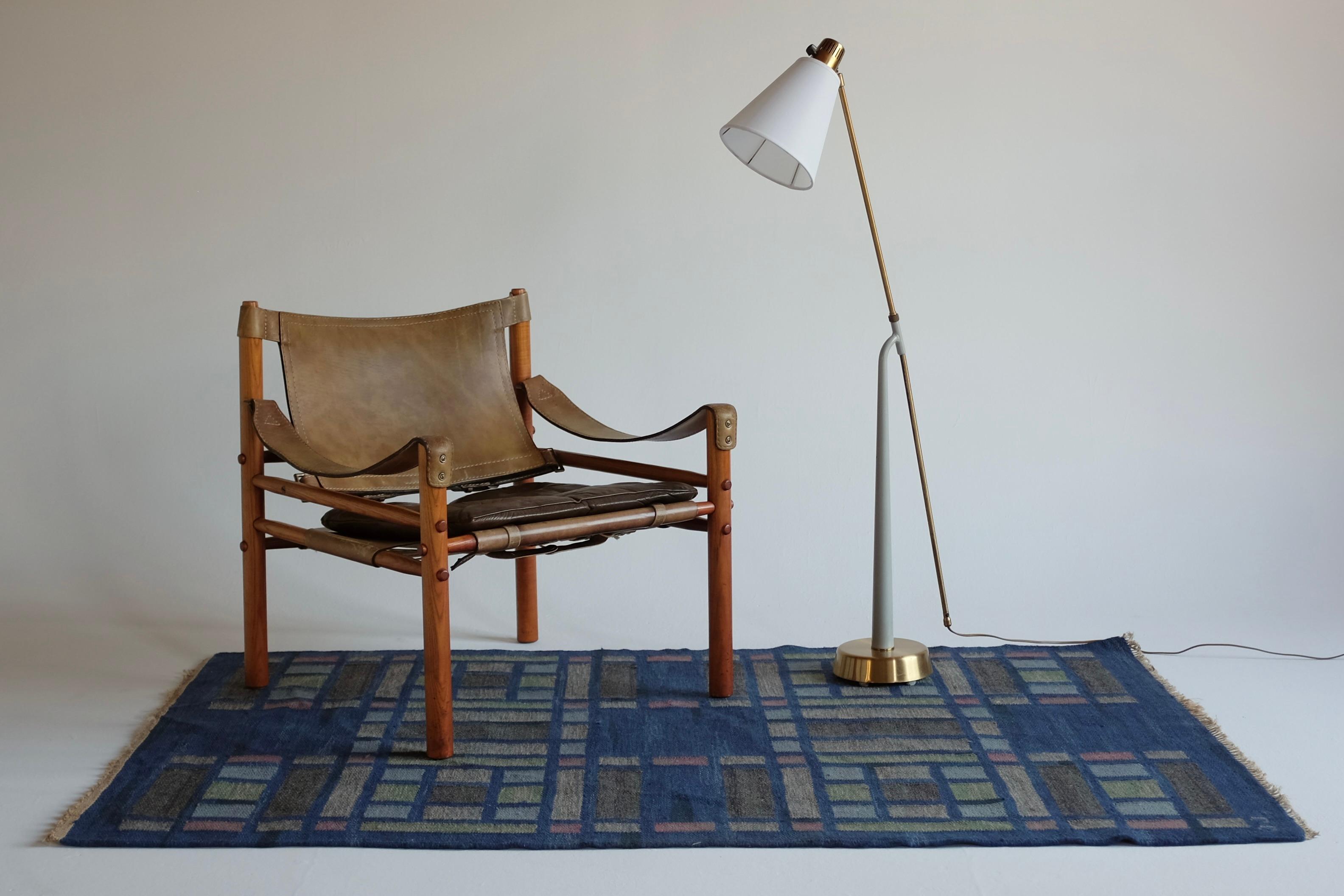 Schwedischer Mid-Century-Teppich namens Kärrmark von Judith Johansson. Es wurde 1955 entworfen und zeigt einen blauen Hintergrund mit einem Kaleidoskop-Muster in Grün-, Rosa- und Lila-Tönen. Judith Johansson war eine schwedische Textildesignerin,