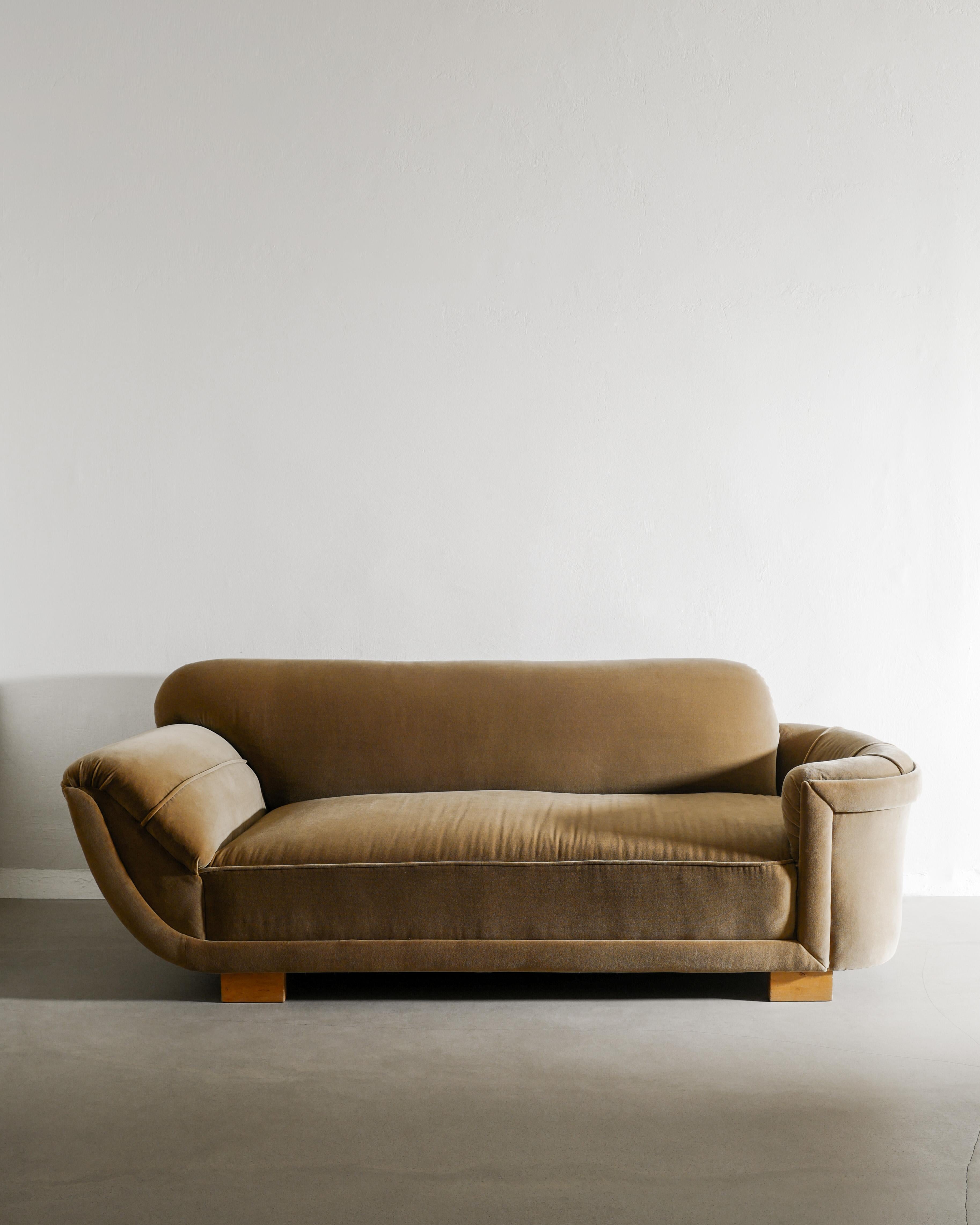 A very rare and beautiful early Swedish mid century modern sculptural shaped canapé three seater sofa in beige original velvet and matching beech feet by anonymous designer in Sweden produced ca 1940s. In original condition with signs of use and