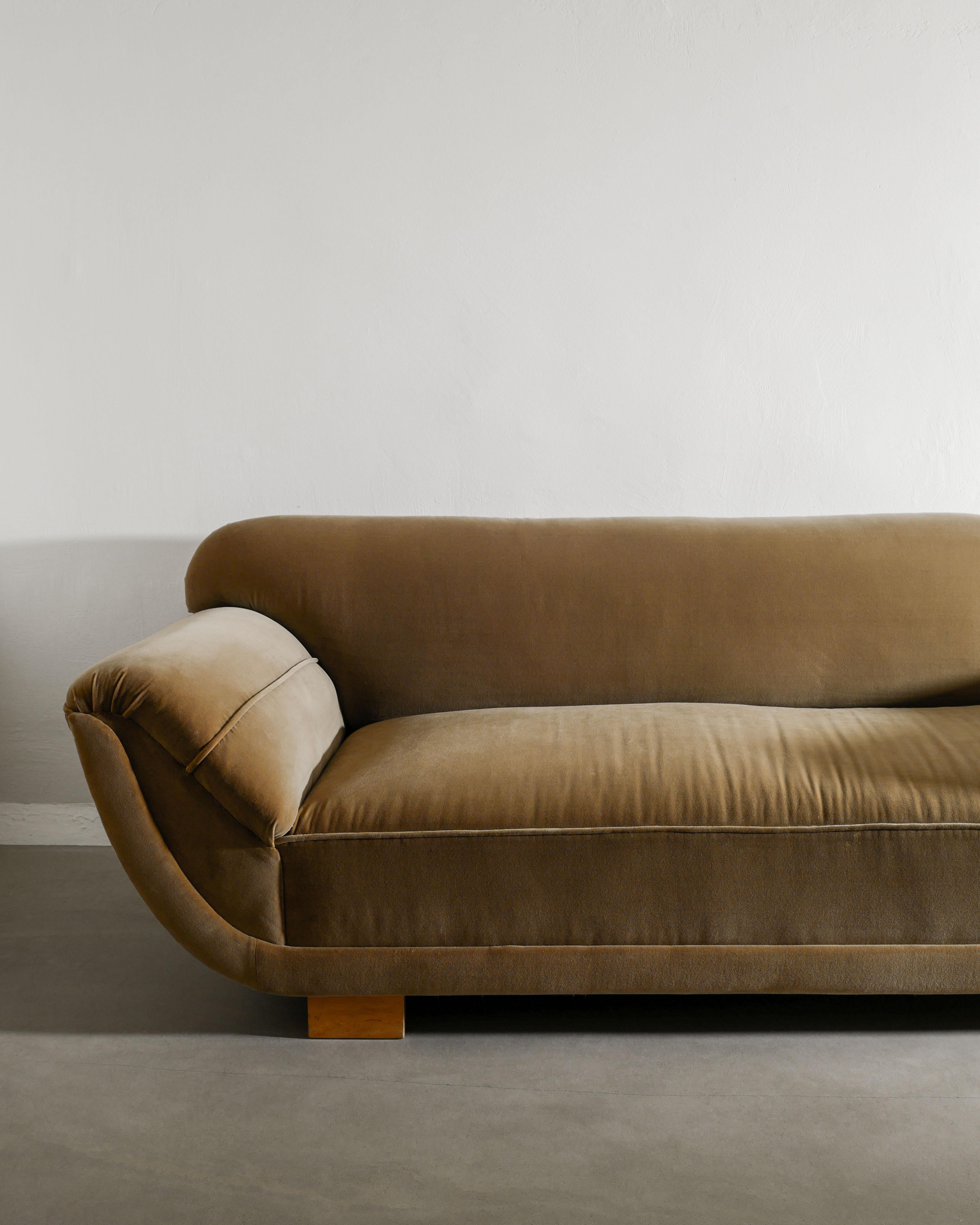 Scandinave moderne Swedish Mid Century Sculptural Canapé Sofa in Velvet Produced in Sweden, 1940s en vente
