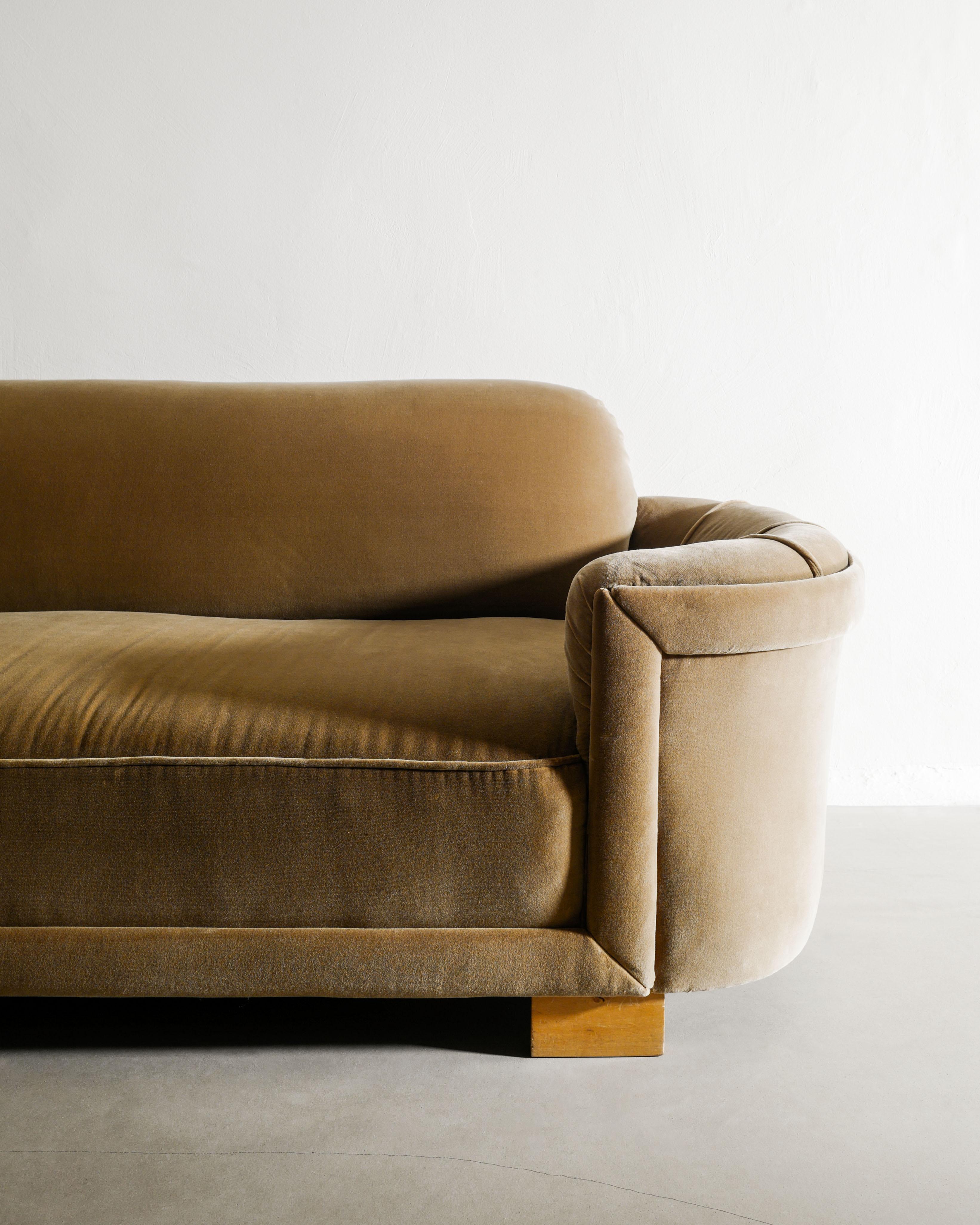 Suédois Swedish Mid Century Sculptural Canapé Sofa in Velvet Produced in Sweden, 1940s en vente