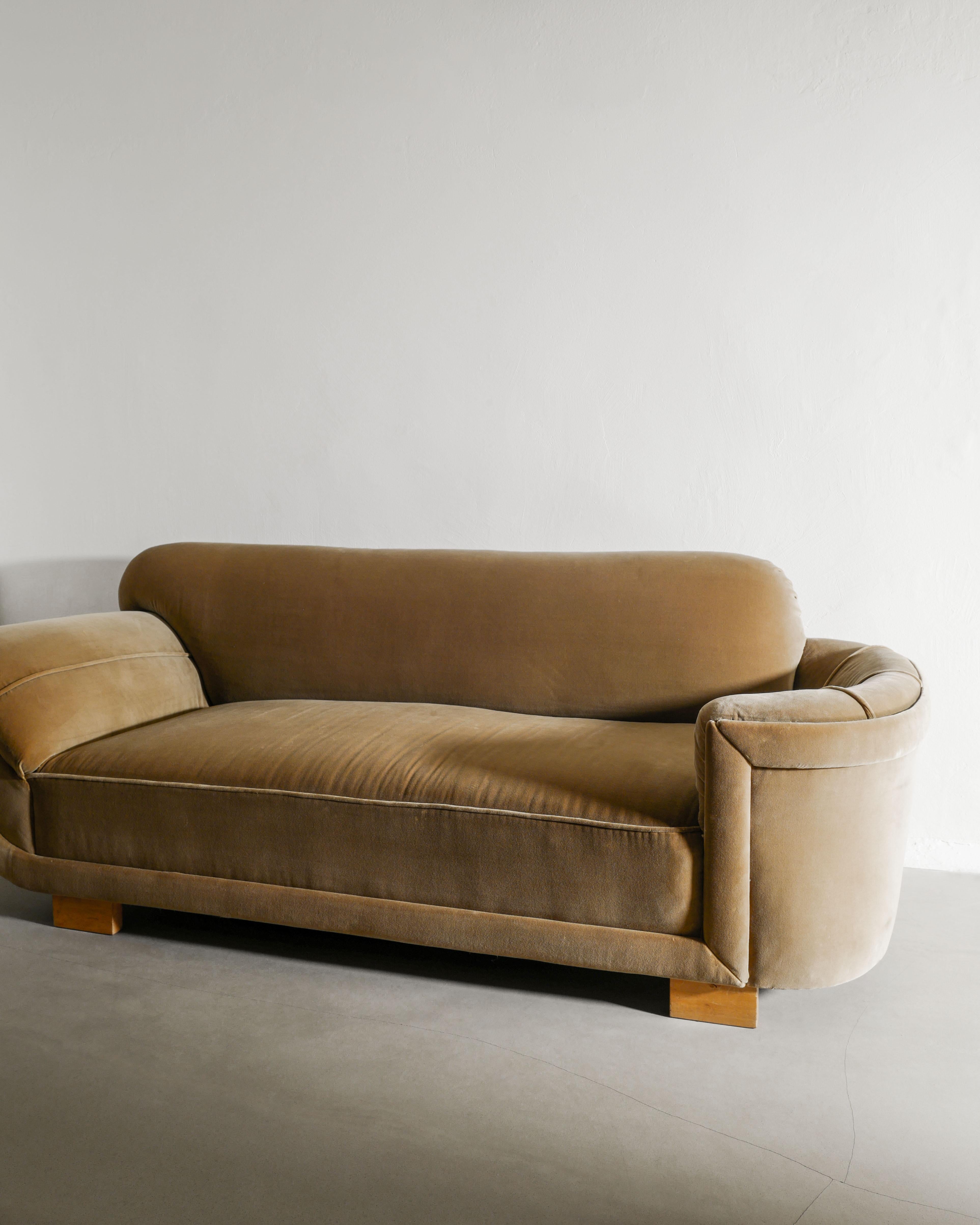 Swedish Mid Century Sculptural Canapé Sofa in Velvet Produced in Sweden, 1940s Bon état - En vente à Stockholm, SE