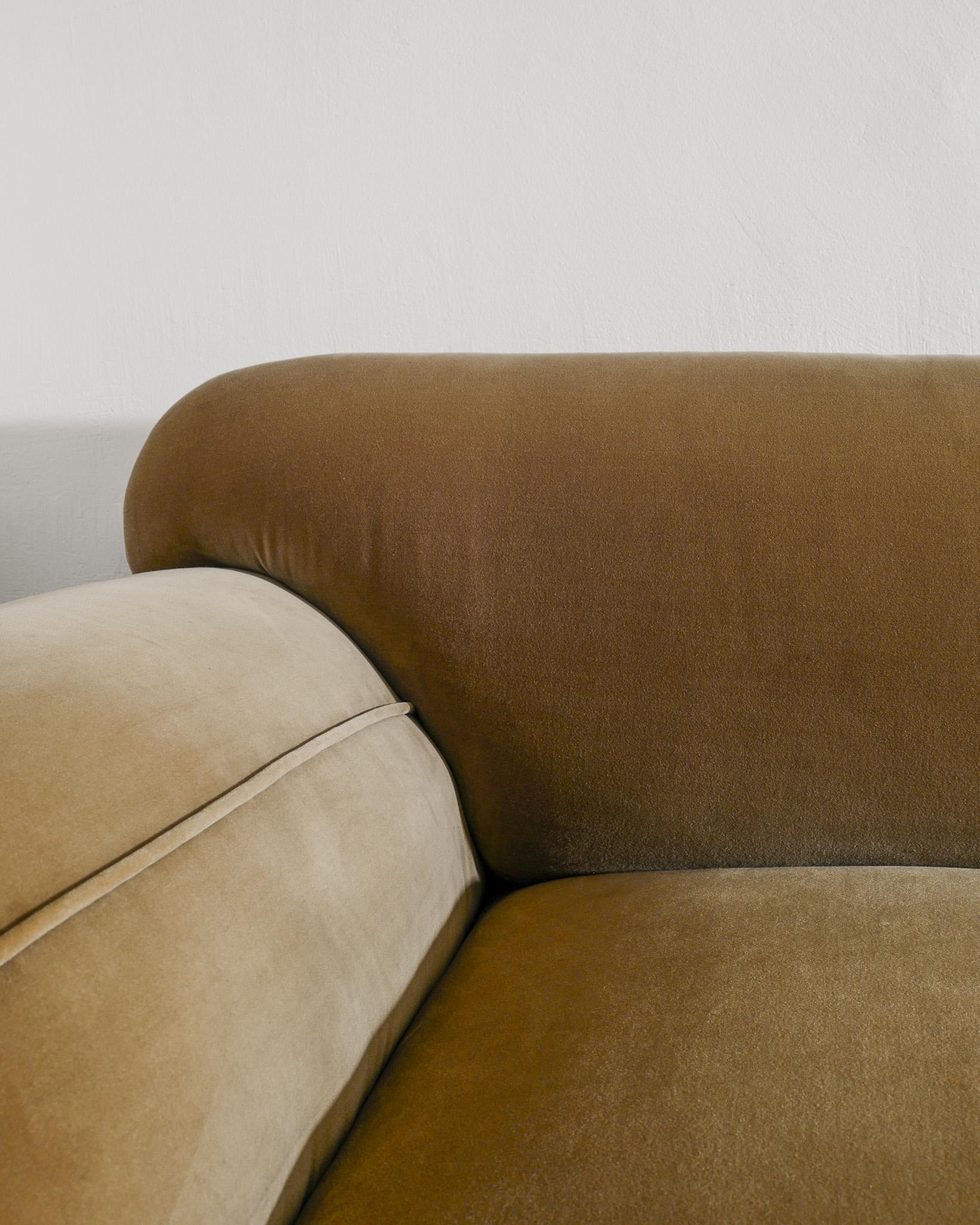 Milieu du XXe siècle Swedish Mid Century Sculptural Canapé Sofa in Velvet Produced in Sweden, 1940s en vente