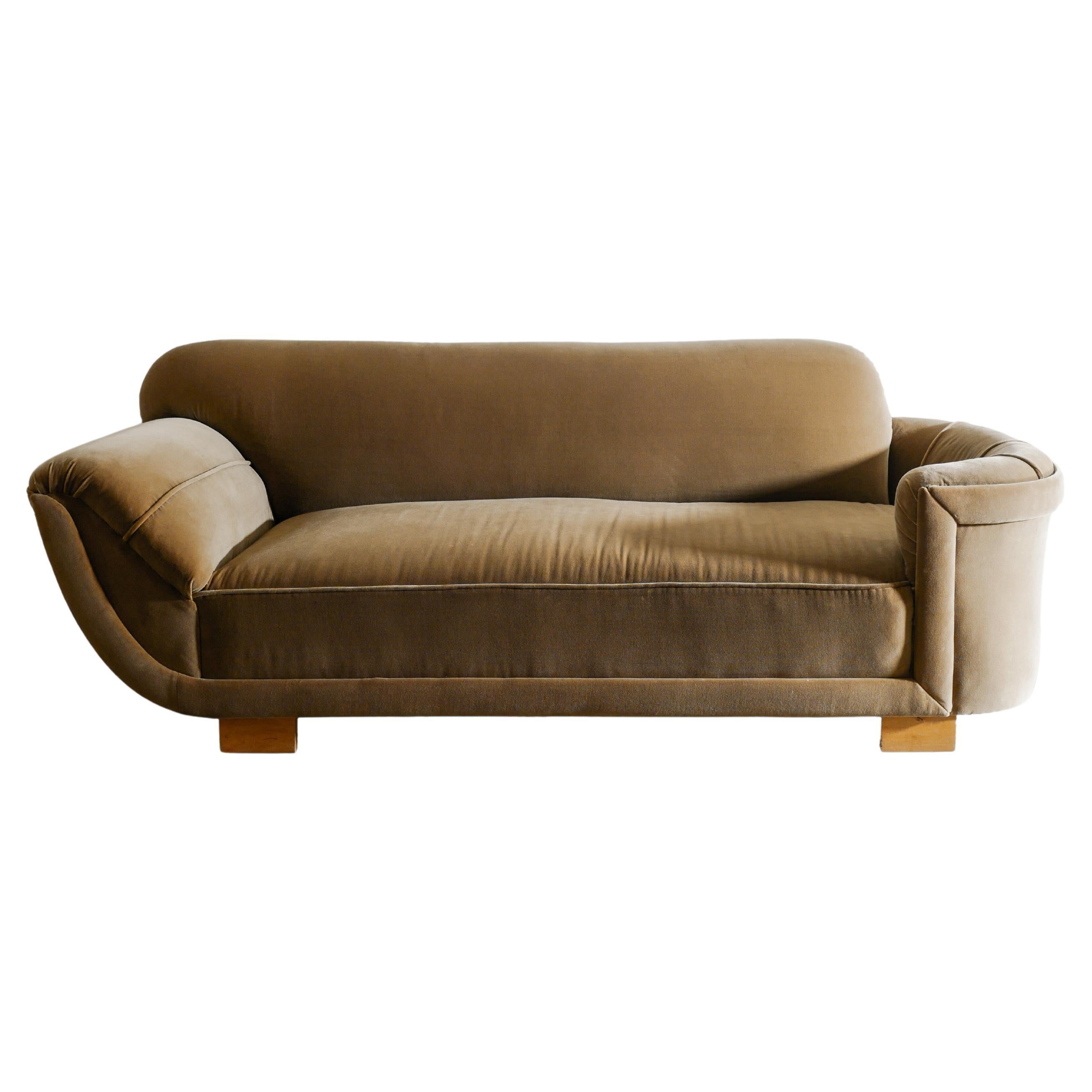 Swedish Mid Century Sculptural Canapé Sofa in Velvet Produced in Sweden, 1940s