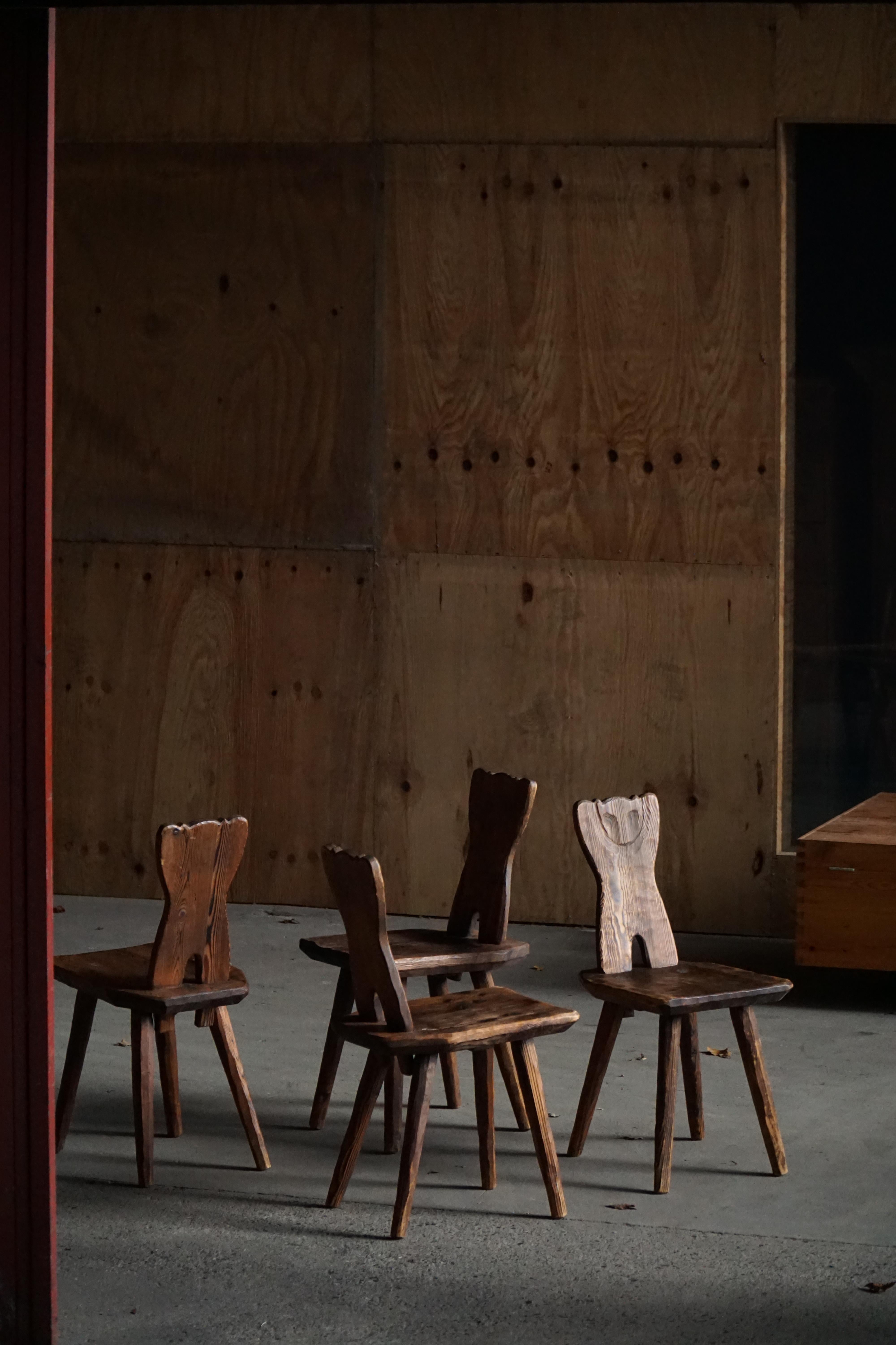 Un charmant ensemble de quatre chaises primitives 