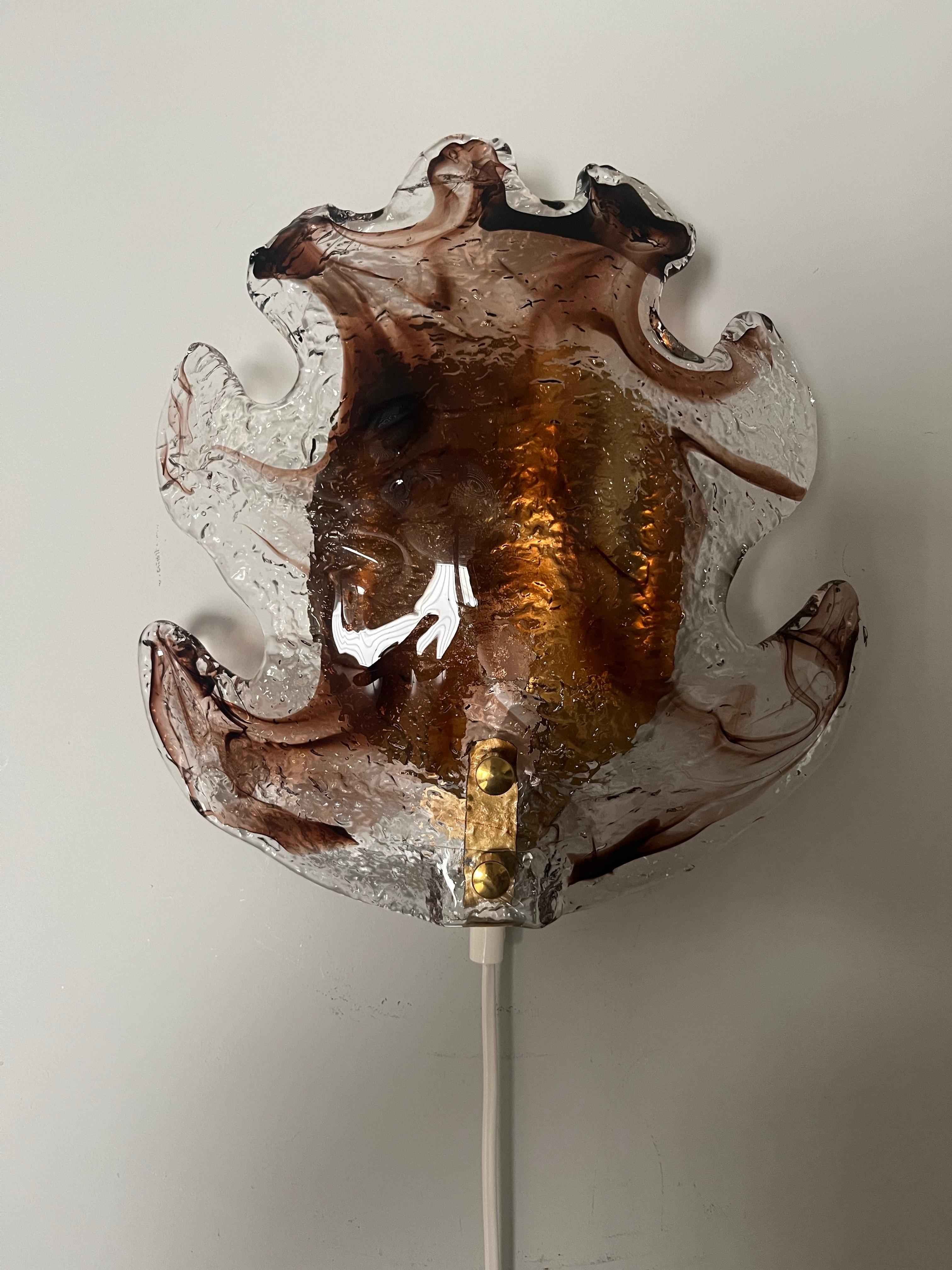 Applique svedese di metà secolo con vetro fumé singolo di Fåglavik, anni '70 In condizioni buone in vendita a Badajoz, Badajoz