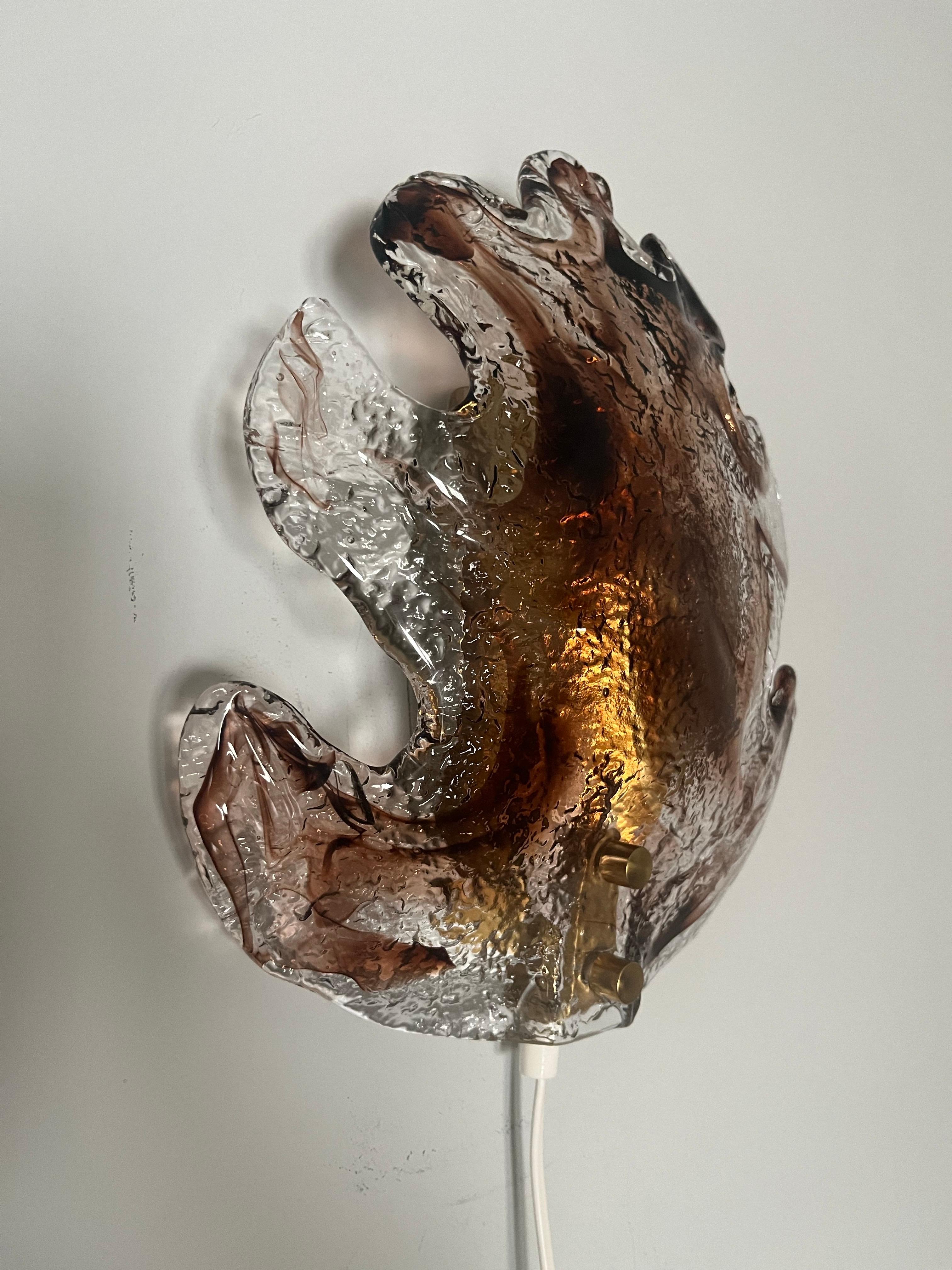 Applique svedese di metà secolo con vetro fumé singolo di Fåglavik, anni '70 in vendita 2