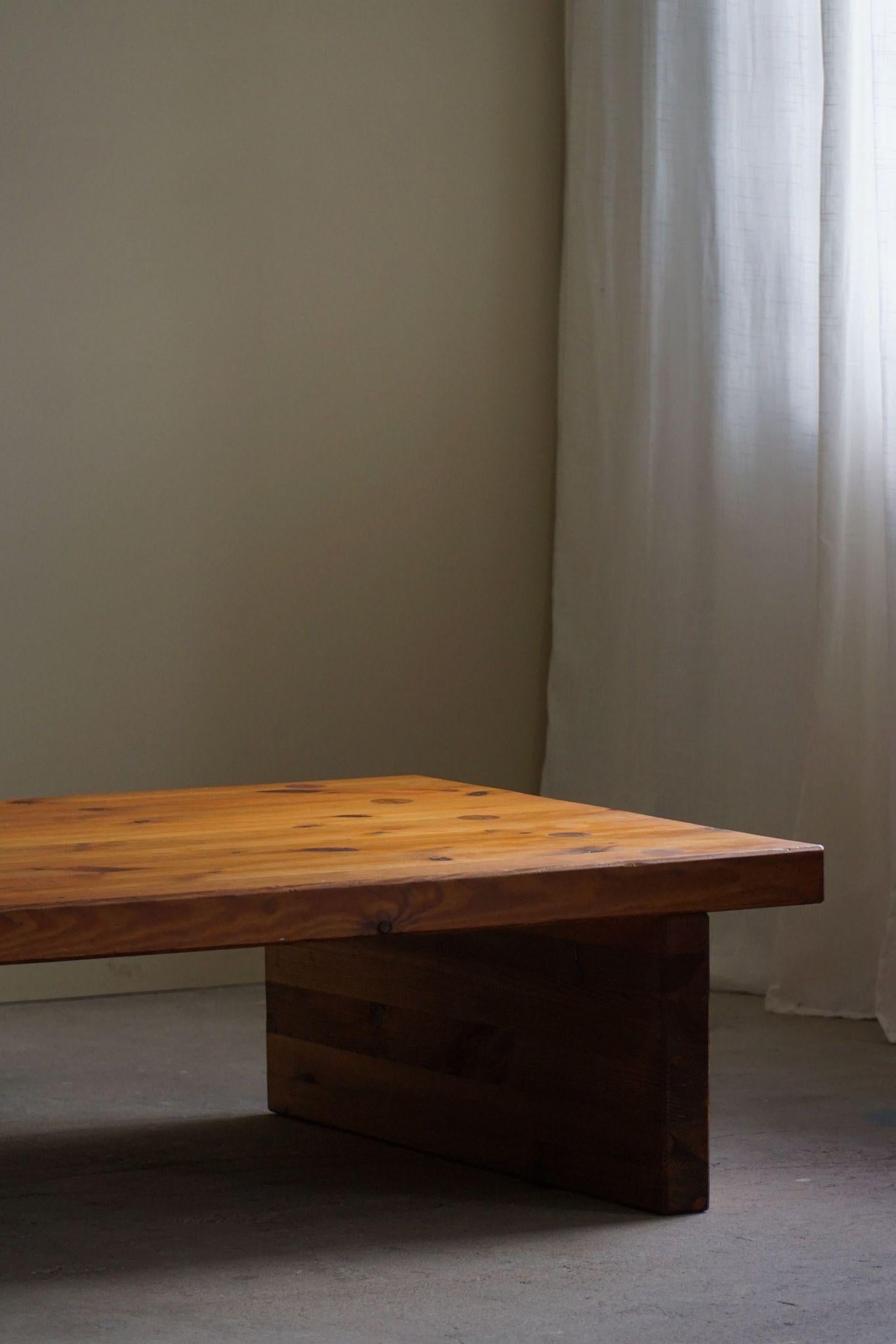 Table de canapé suédoise du milieu du siècle en pin massif, attribuée à Sven Larsson, années 1960 en vente 3