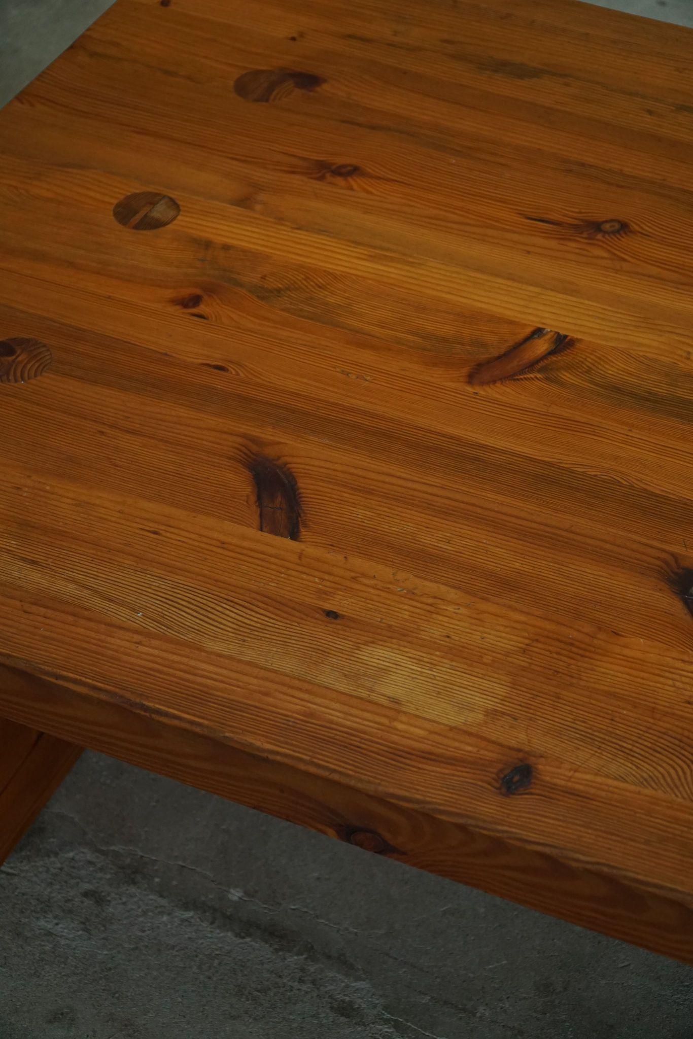 Table de canapé suédoise du milieu du siècle en pin massif, attribuée à Sven Larsson, années 1960 en vente 4