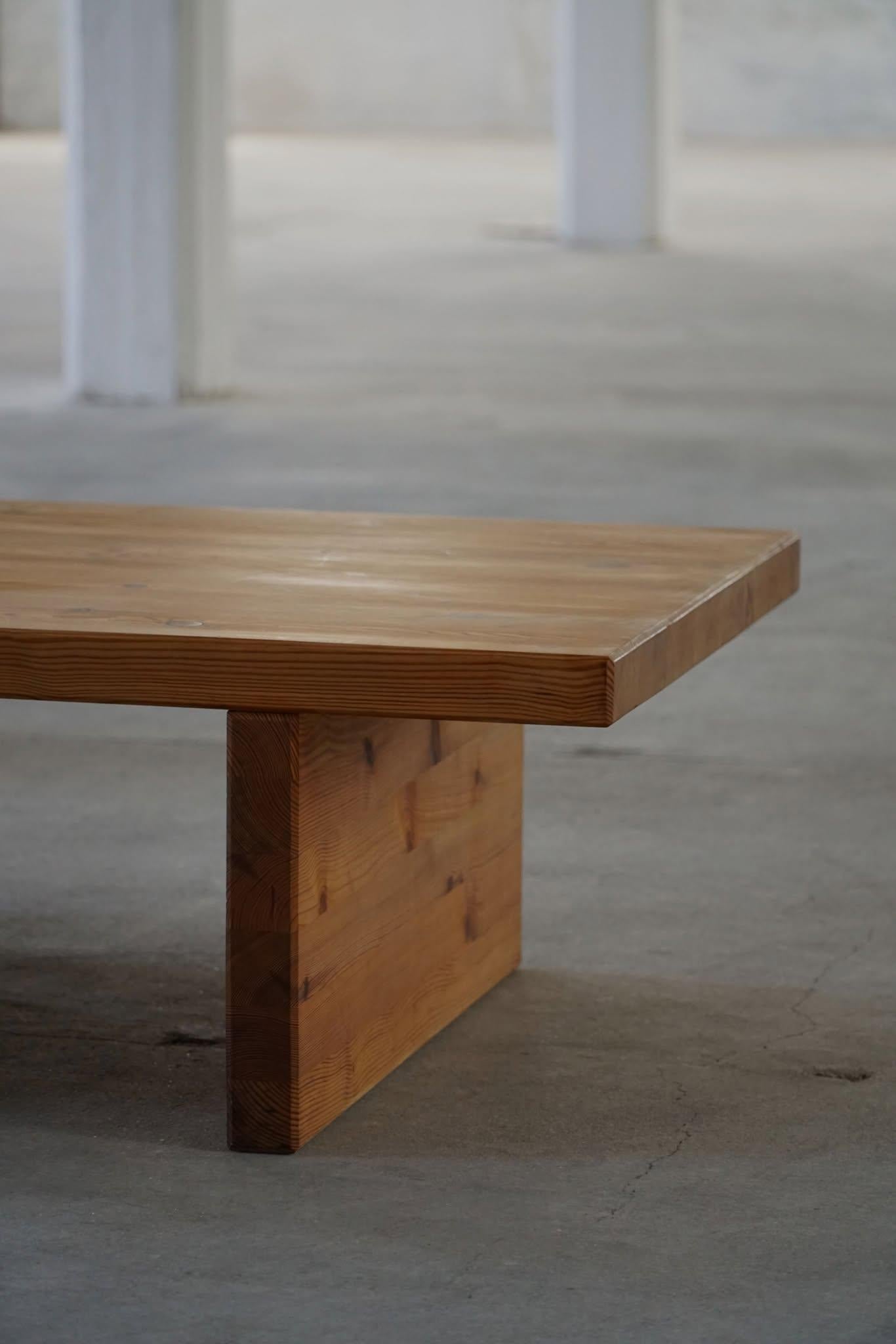 Table de canapé suédoise du milieu du siècle en pin massif, attribuée à Sven Larsson, années 1960 en vente 5