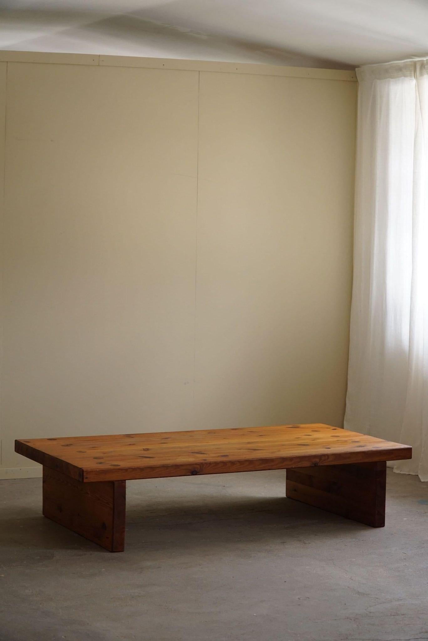Table de canapé suédoise du milieu du siècle en pin massif, attribuée à Sven Larsson, années 1960 en vente 9
