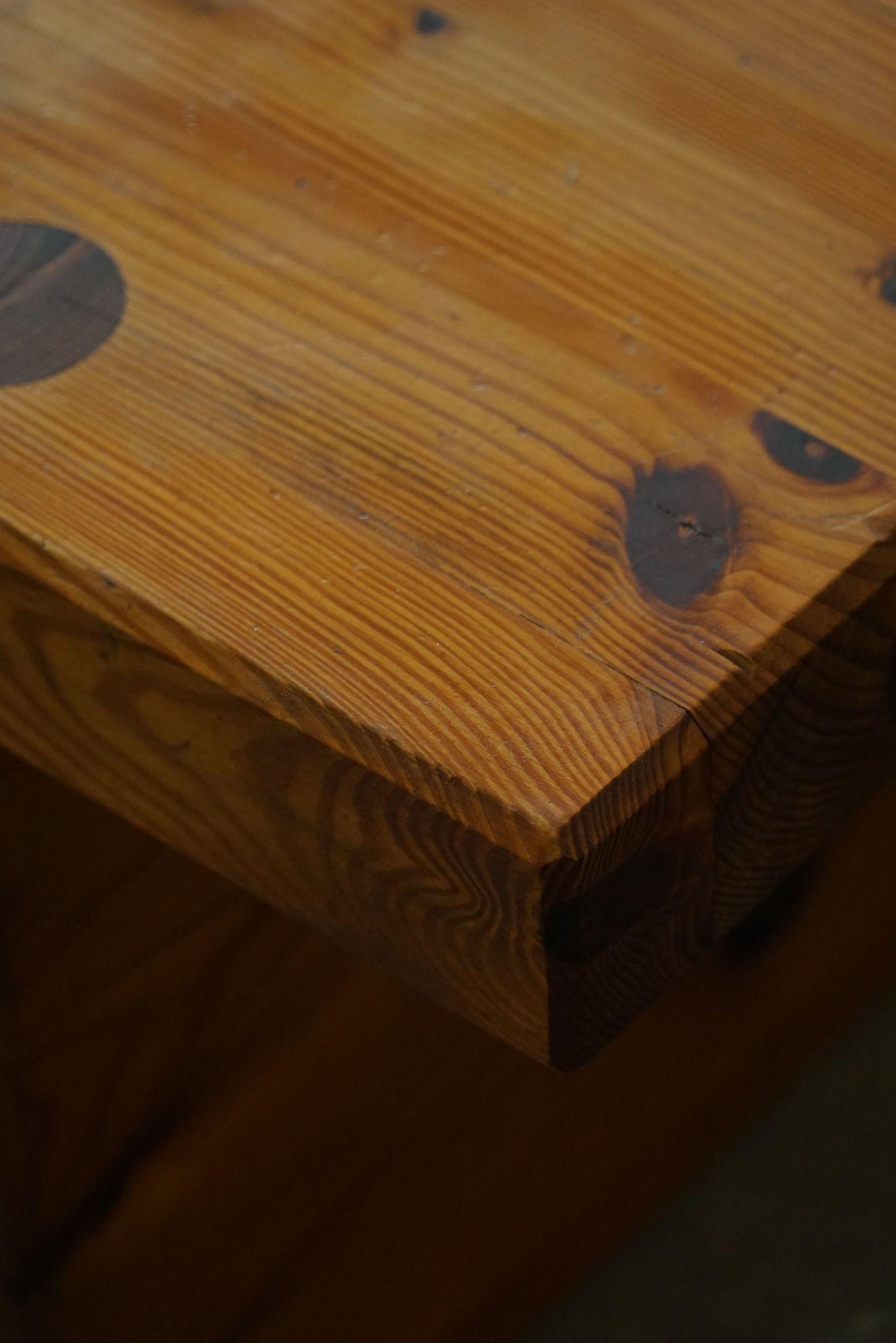 Table de canapé suédoise du milieu du siècle en pin massif, attribuée à Sven Larsson, années 1960 en vente 10