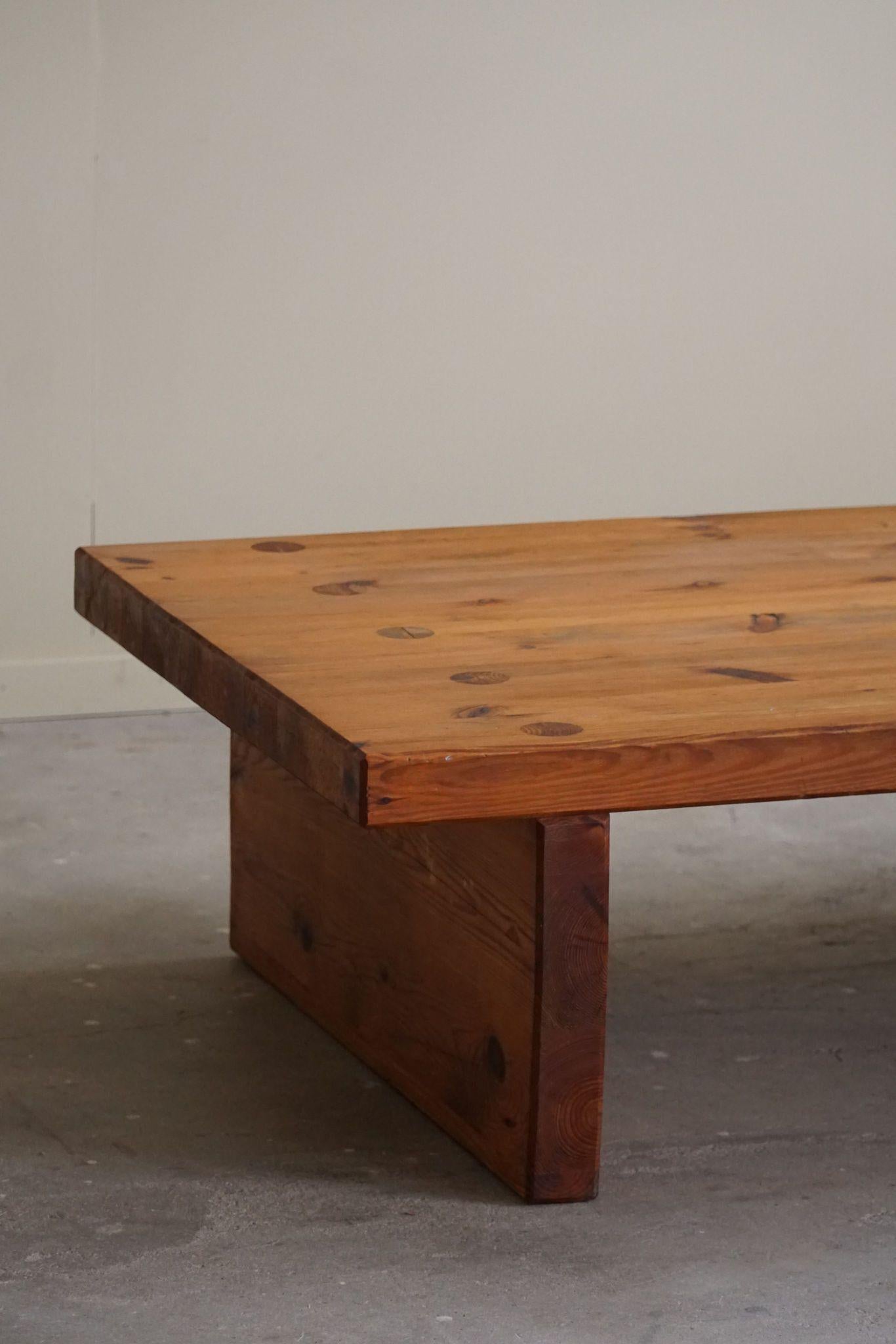 Table de canapé suédoise du milieu du siècle en pin massif, attribuée à Sven Larsson, années 1960 en vente 12
