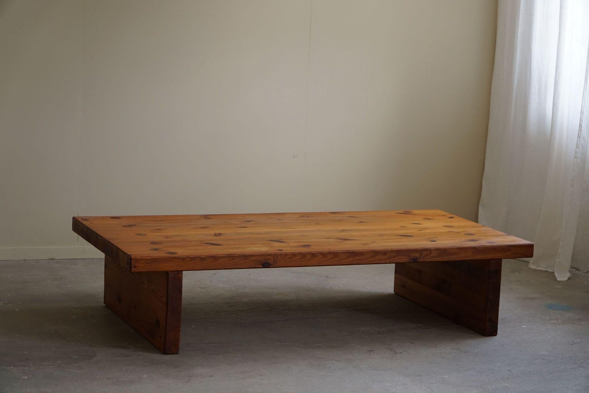 Voici une pièce remarquable de l'artisanat suédois du milieu du siècle - une table de canapé qui exsude à la fois des lignes intemporelles et un charme magnifiquement patiné. Cette magnifique pièce, attribuée au célèbre designer Sven Larsson et