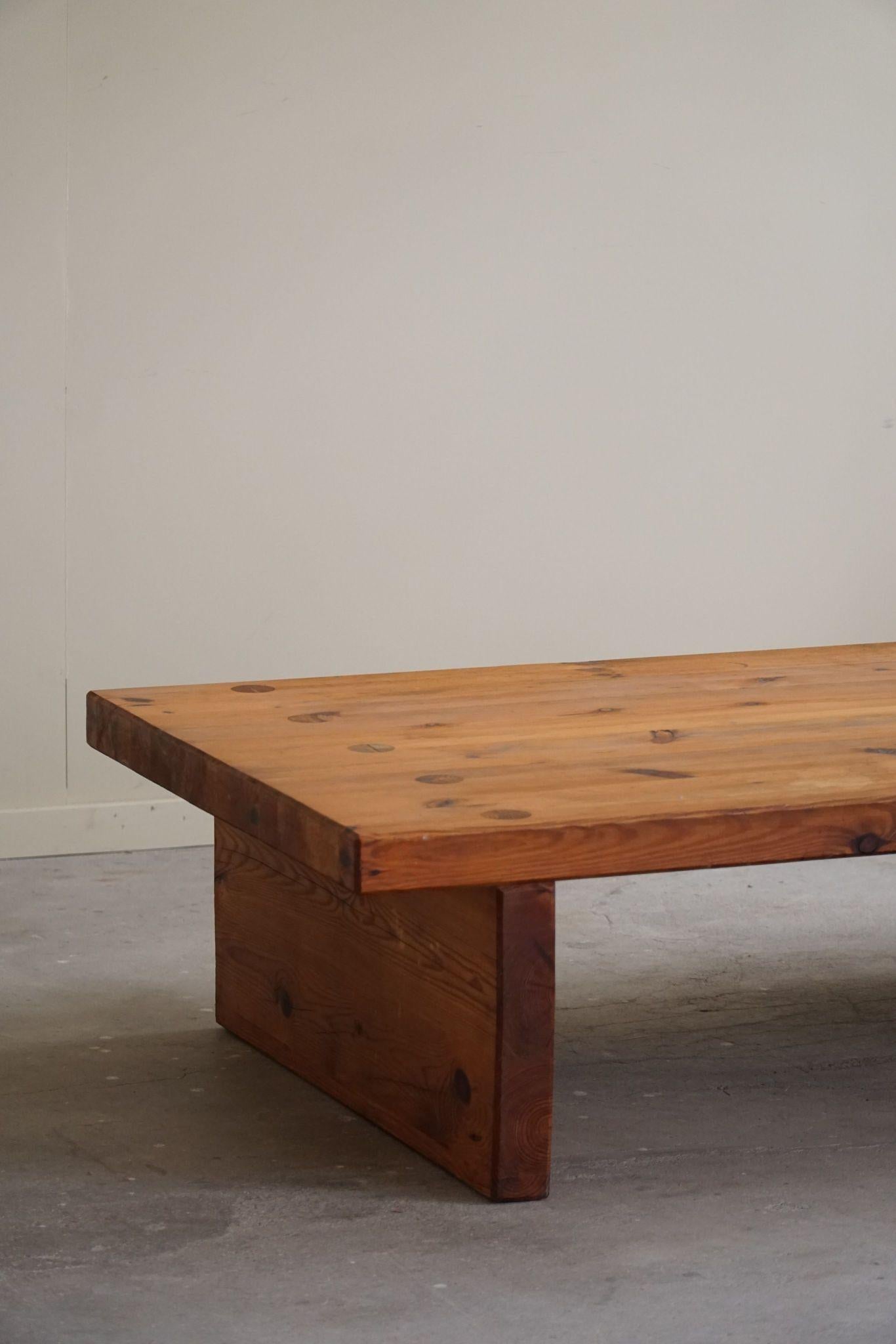 Scandinave moderne Table de canapé suédoise du milieu du siècle en pin massif, attribuée à Sven Larsson, années 1960 en vente