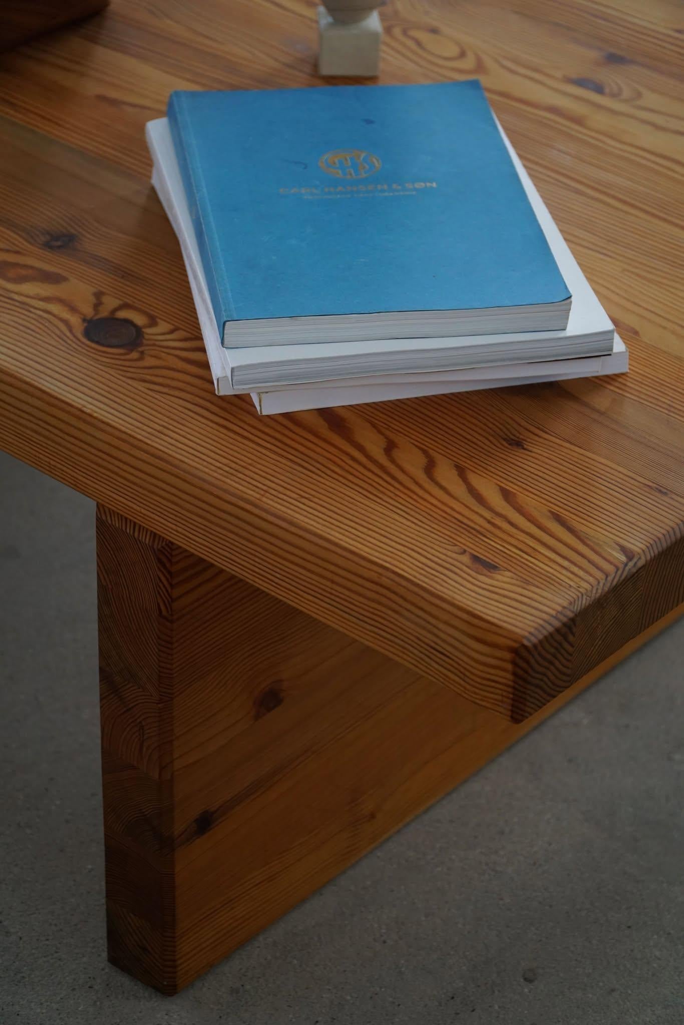 Table de canapé suédoise du milieu du siècle en pin massif, attribuée à Sven Larsson, années 1960 Bon état - En vente à Odense, DK