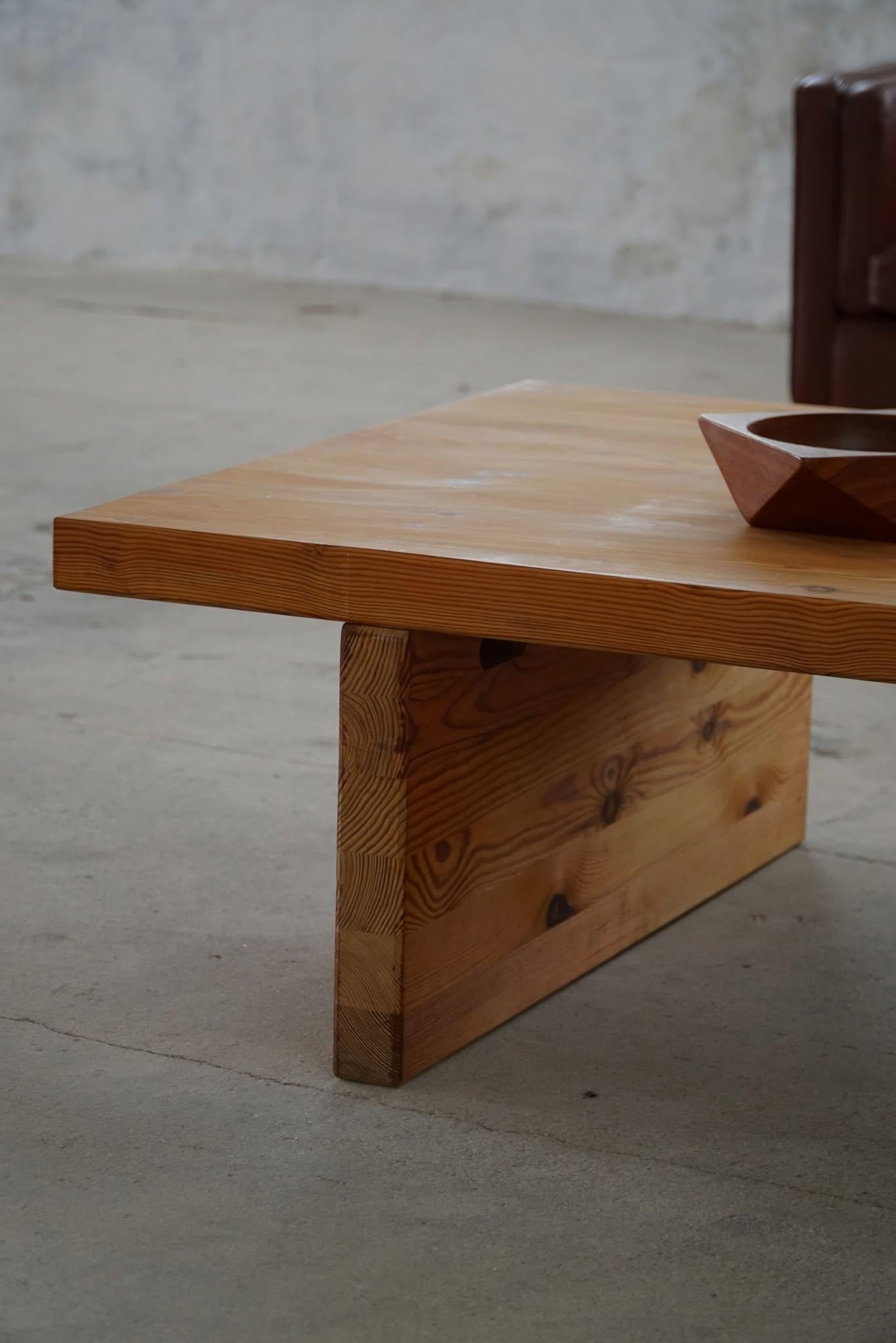 Table de canapé suédoise du milieu du siècle en pin massif, attribuée à Sven Larsson, années 1960 en vente 1