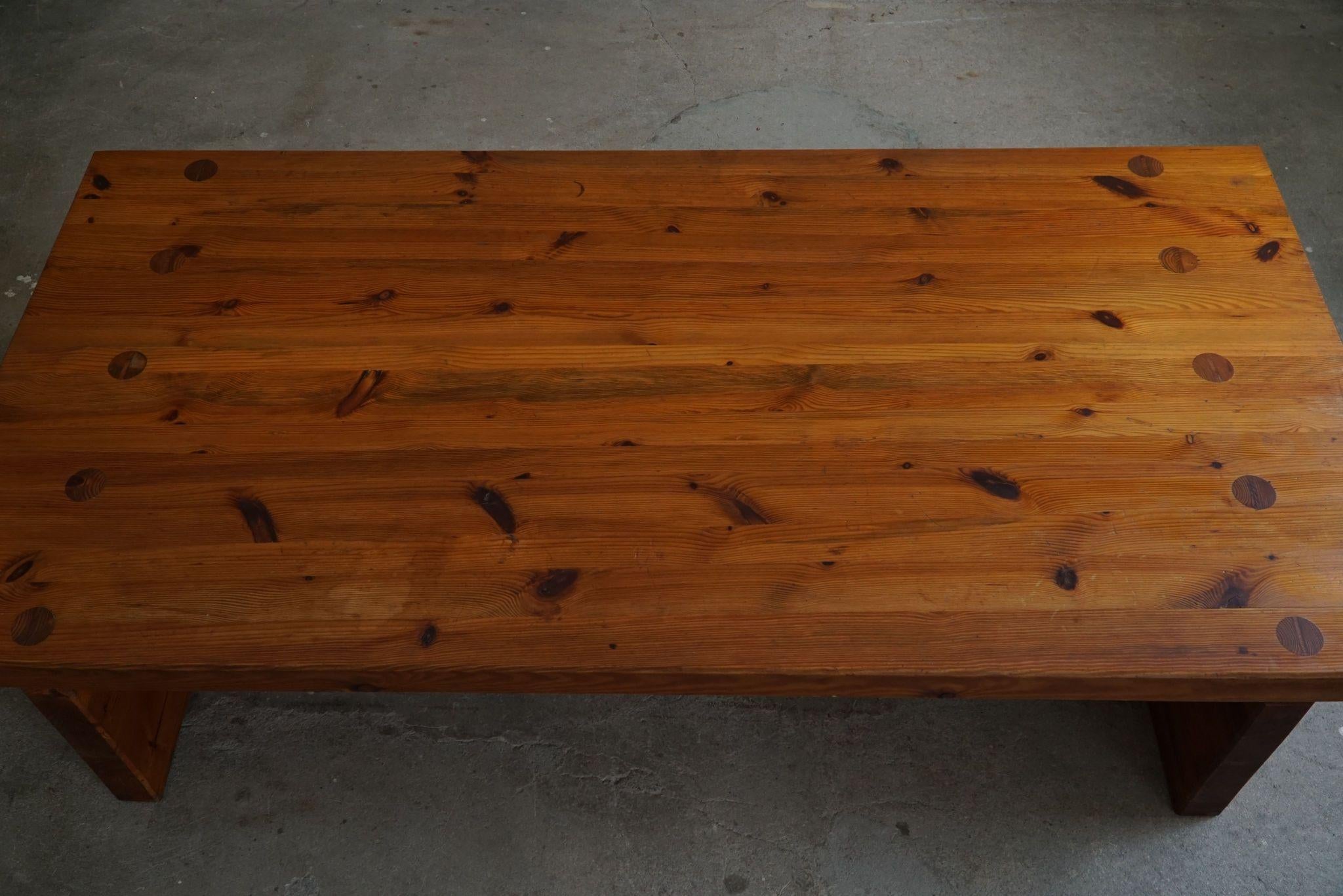 Table de canapé suédoise du milieu du siècle en pin massif, attribuée à Sven Larsson, années 1960 en vente 2