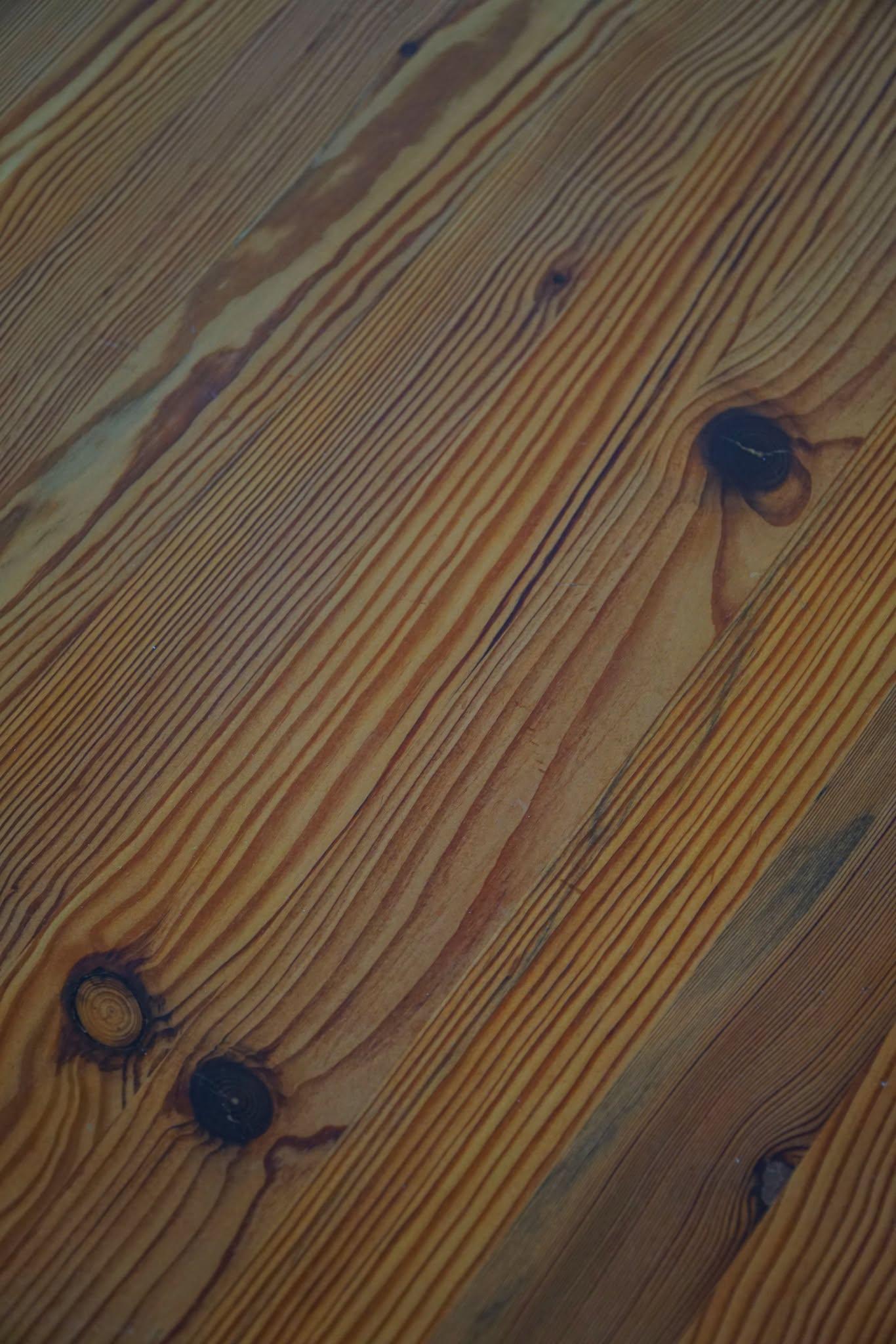 Table de canapé suédoise du milieu du siècle en pin massif, attribuée à Sven Larsson, années 1960 en vente 2