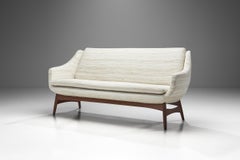 Sofá sueco de mediados de siglo con patas estructurales, Suecia Años 60