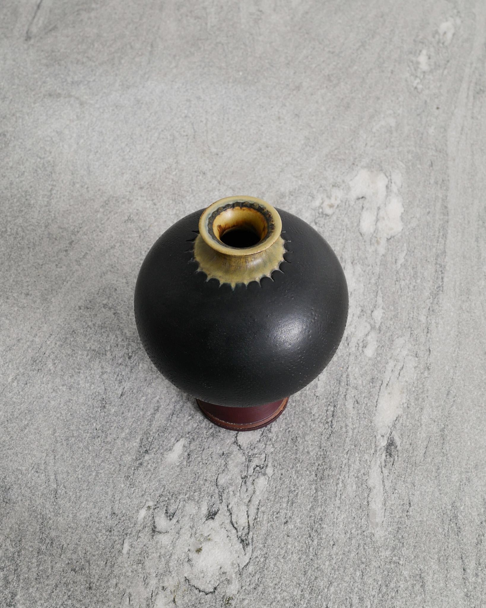 Jarrón de gres sueco de mediados de siglo 