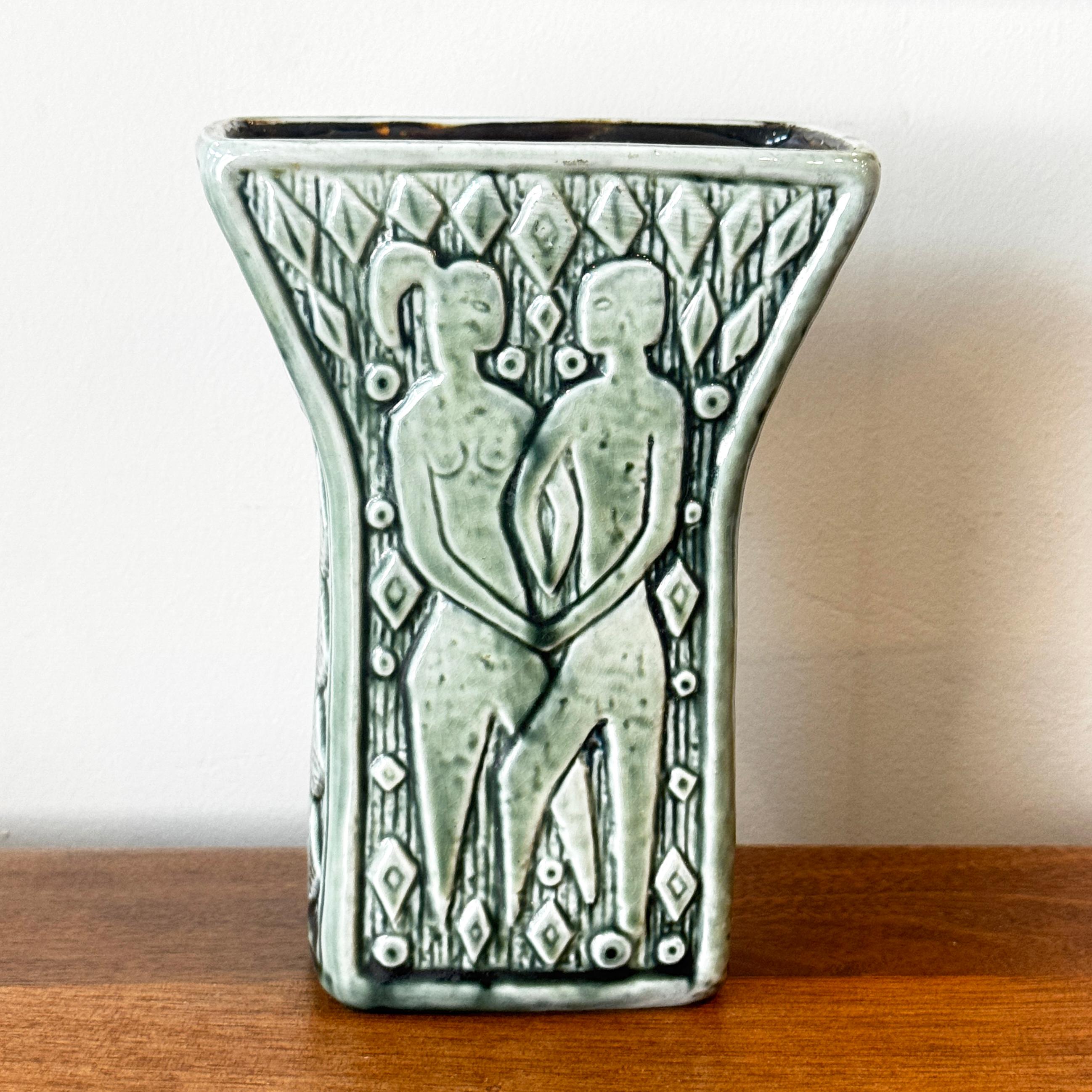 Este maravilloso jarrón diseñado por Gunnar Nylund para Rörstrand pertenece a la serie Paradiso. Este hermoso jarrón con forma de trompeta está decorado en relieve por todas partes, con formas foliadas y geométricas que acentúan los principales