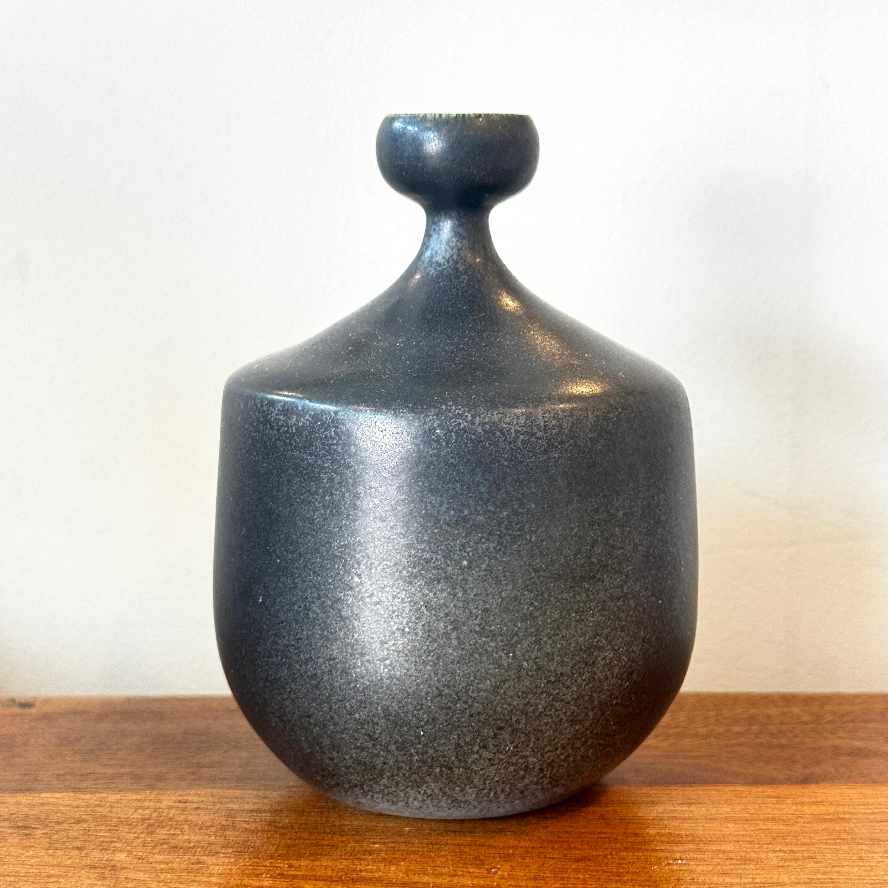 Schwedische Studio Pottery Vase aus der Mitte des Jahrhunderts, entworfen von Agne Aronsson 1970er Jahre (Skandinavische Moderne) im Angebot