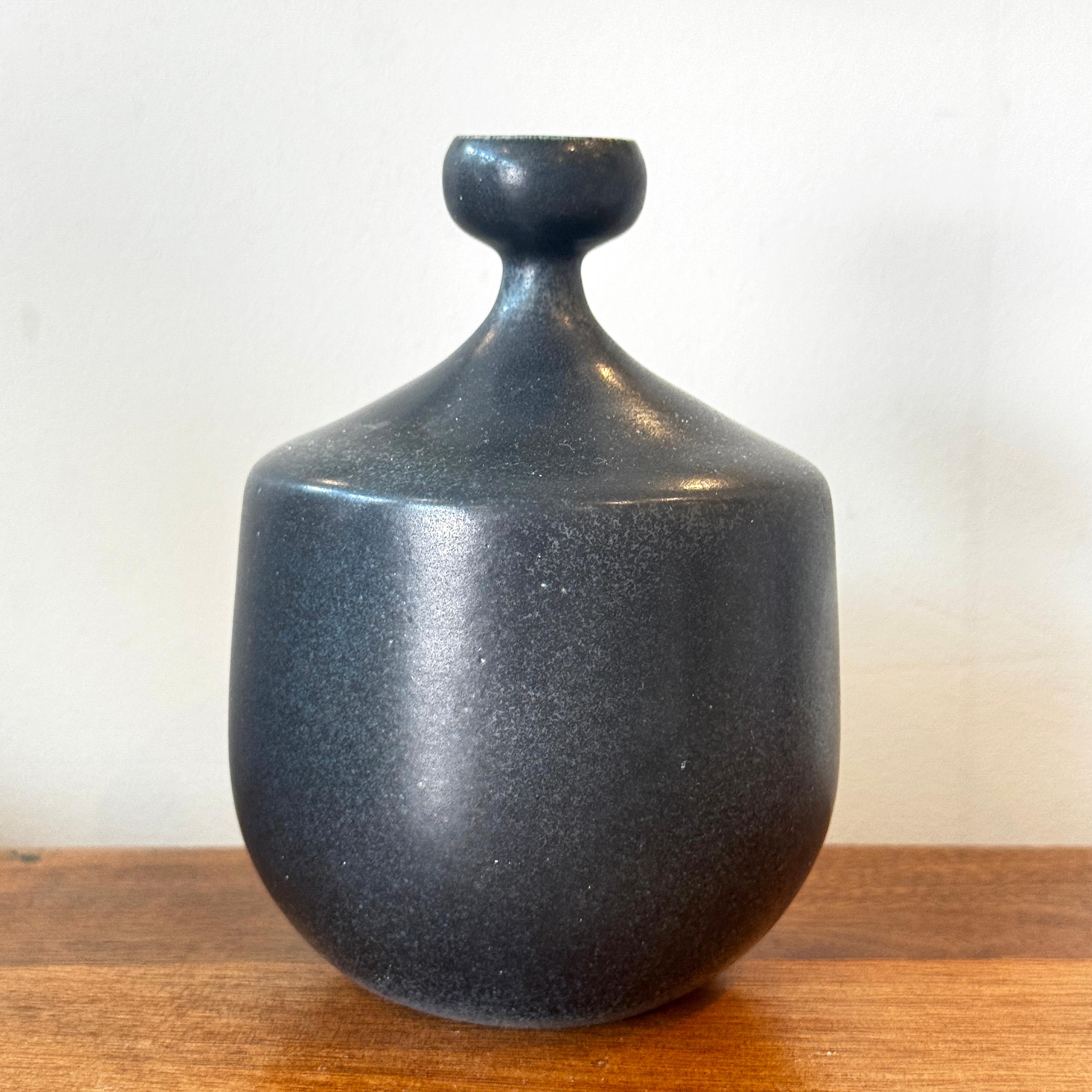 Schwedische Studio Pottery Vase aus der Mitte des Jahrhunderts, entworfen von Agne Aronsson 1970er Jahre im Zustand „Gut“ im Angebot in Philadelphia, PA