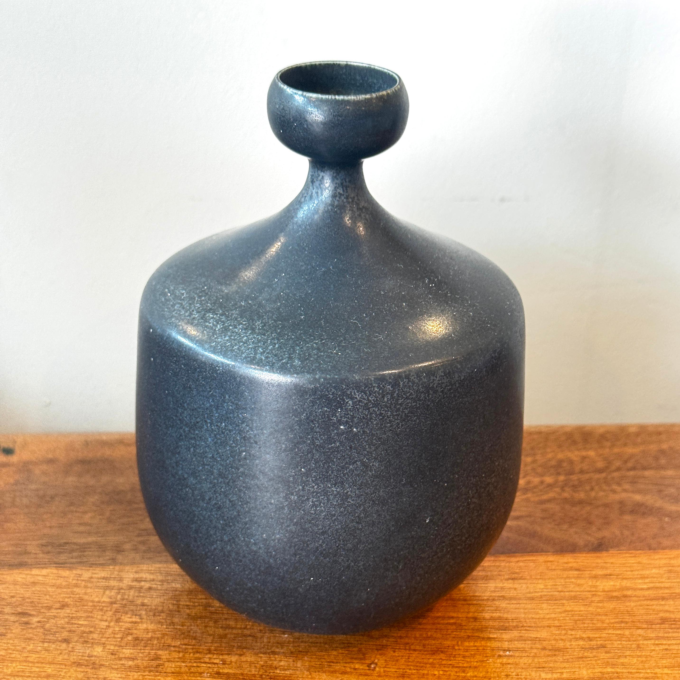 Schwedische Studio Pottery Vase aus der Mitte des Jahrhunderts, entworfen von Agne Aronsson 1970er Jahre (Ende des 20. Jahrhunderts) im Angebot
