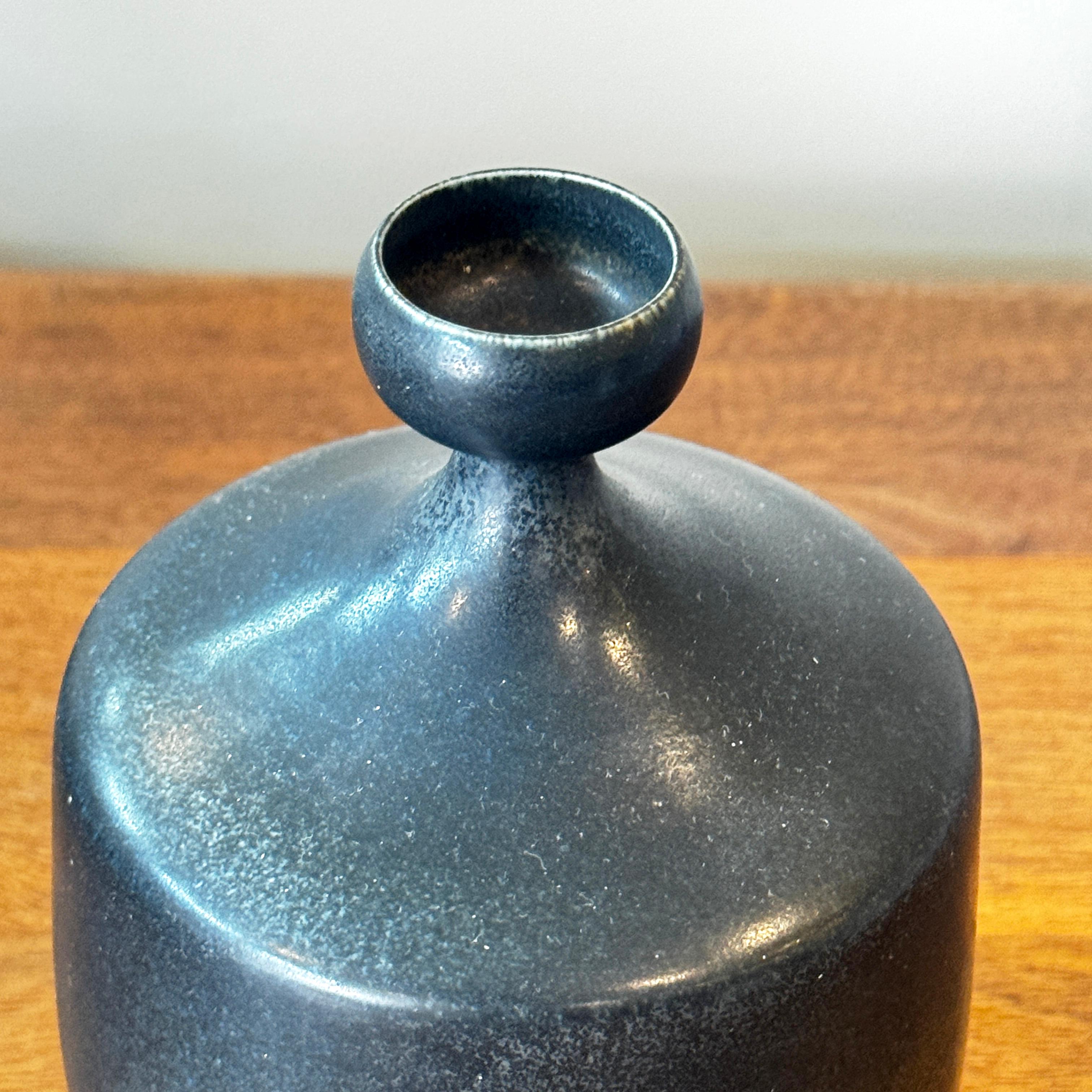 Schwedische Studio Pottery Vase aus der Mitte des Jahrhunderts, entworfen von Agne Aronsson 1970er Jahre (Steingut) im Angebot