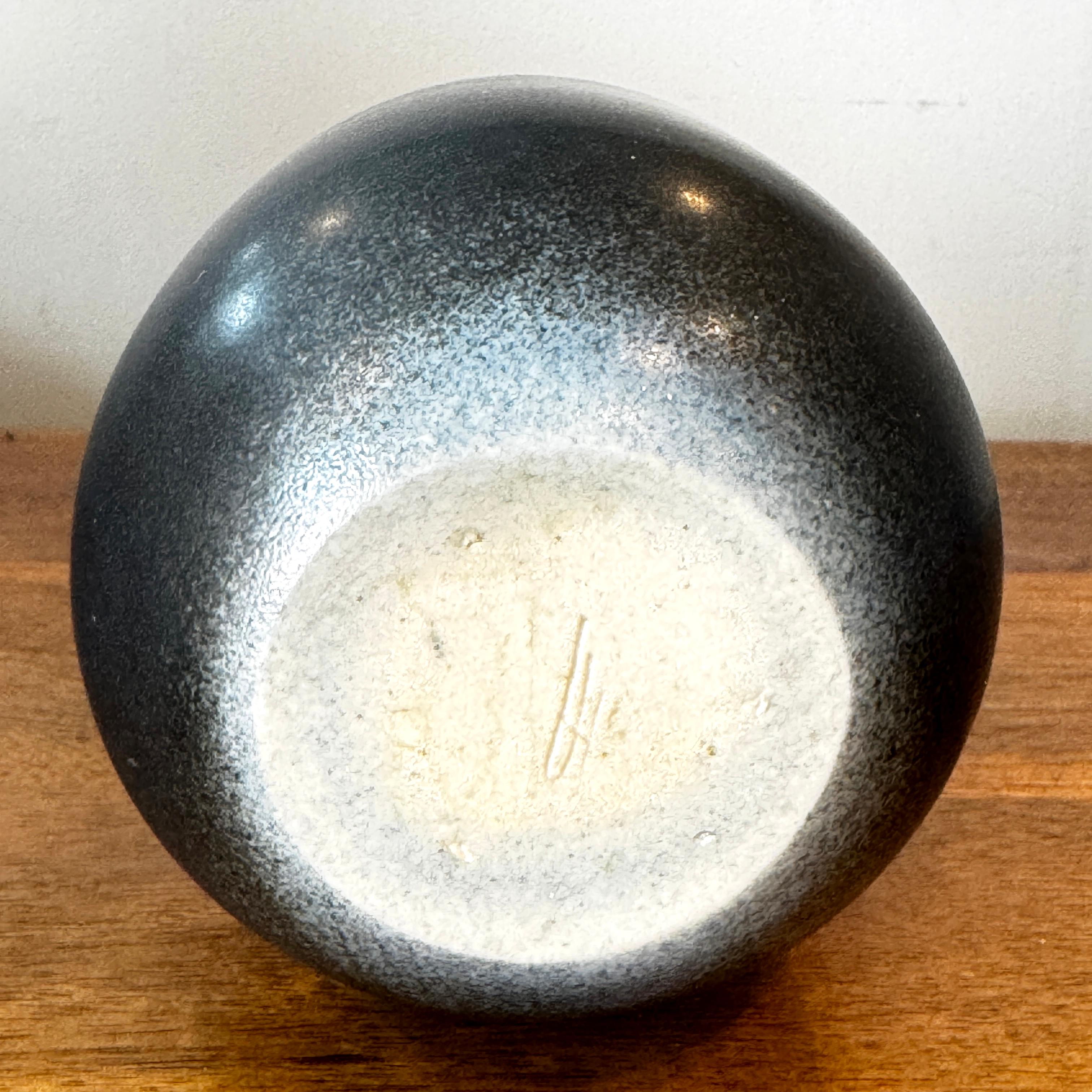 Schwedische Studio Pottery Vase aus der Mitte des Jahrhunderts, entworfen von Agne Aronsson 1970er Jahre im Angebot 1