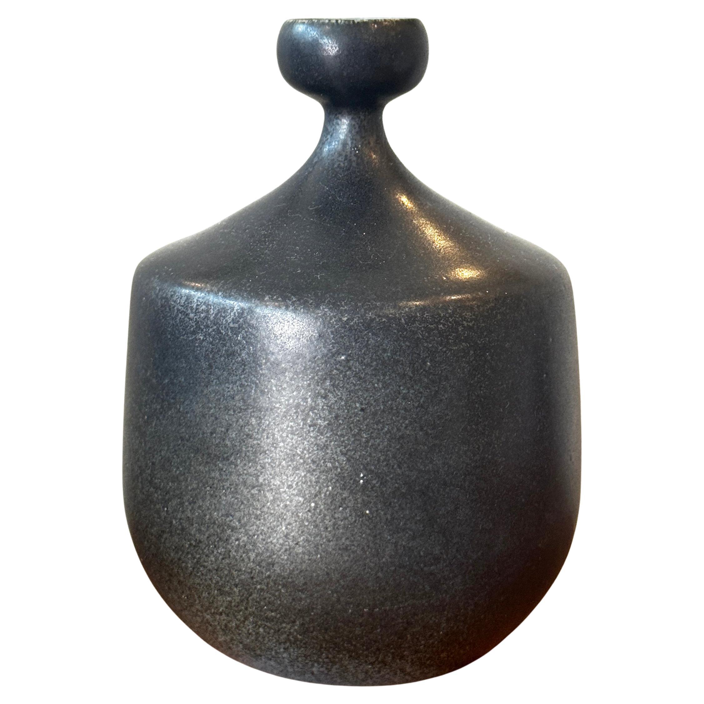 Schwedische Studio Pottery Vase aus der Mitte des Jahrhunderts, entworfen von Agne Aronsson 1970er Jahre im Angebot
